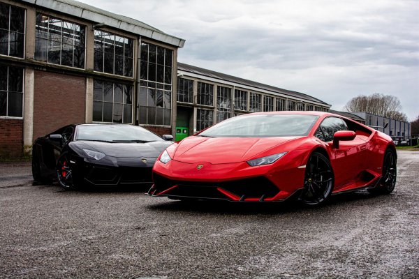 BLACK AVENTADOR vs RED HURACÁN