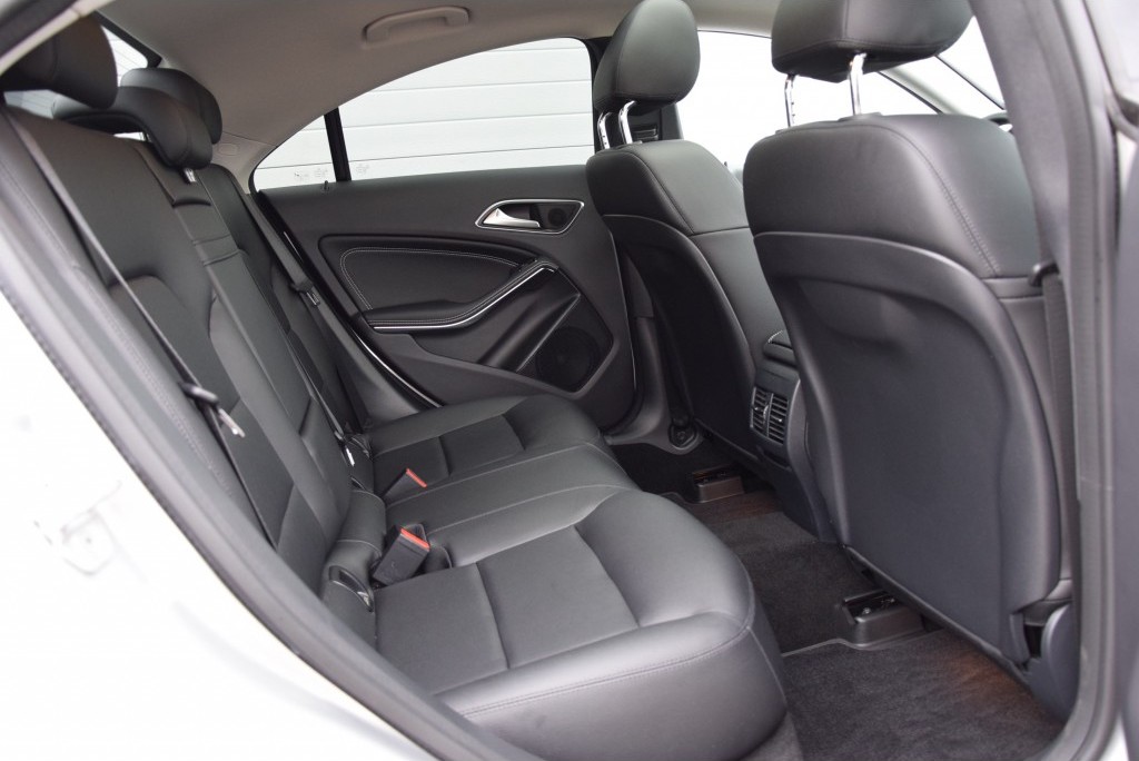 Mercedes-Benz CLA-Klasse 250 Panorama/Distronic/Leer/Com/Sound/ILS Aut7 Foto 4