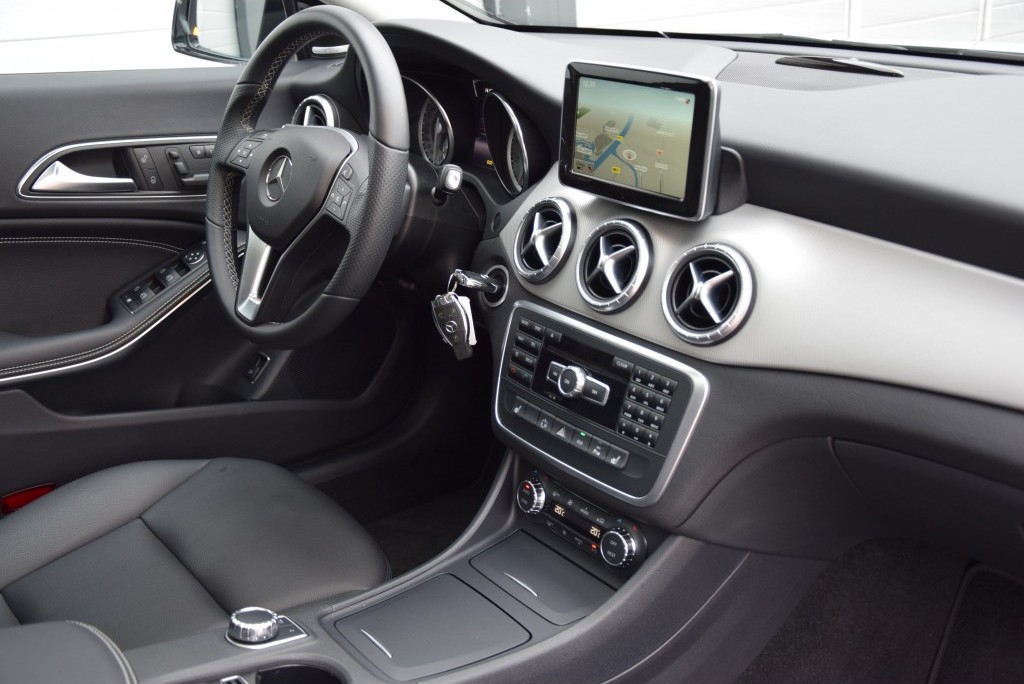 Mercedes-Benz CLA-Klasse 250 Panorama/Distronic/Leer/Com/Sound/ILS Aut7 Foto 5