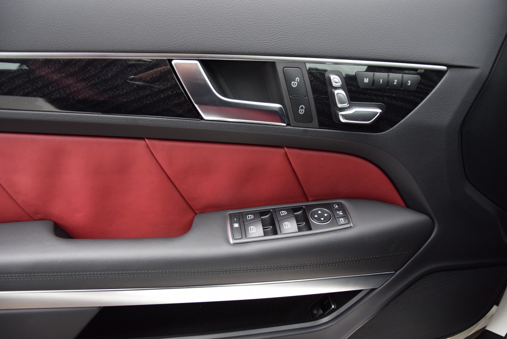 Mercedes-Benz E-Klasse 320 V6 AMG Plus Panorama Distronic/Keyless/Sound/360/Standkachel Aut7 Foto 14