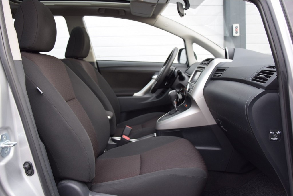 Toyota Verso 1.8 VVT-I Business Panorama/Navi/Trekhaak Aut Foto 3