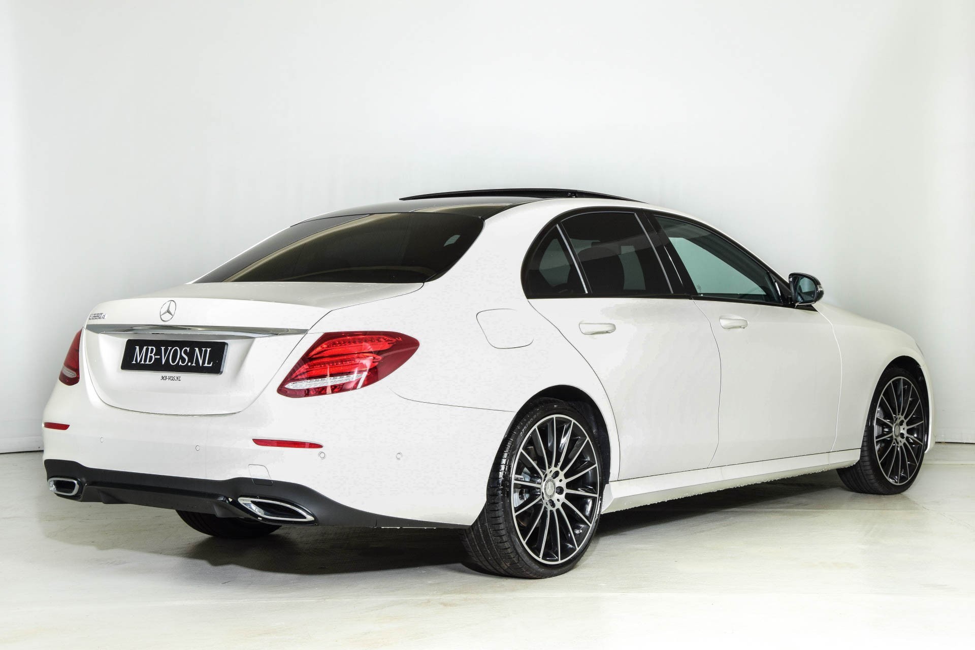 Mercedes-Benz E-Klasse 220d AMG Nightpakket/Burmester/Panorama/ILS/20" Aut9 Foto 2