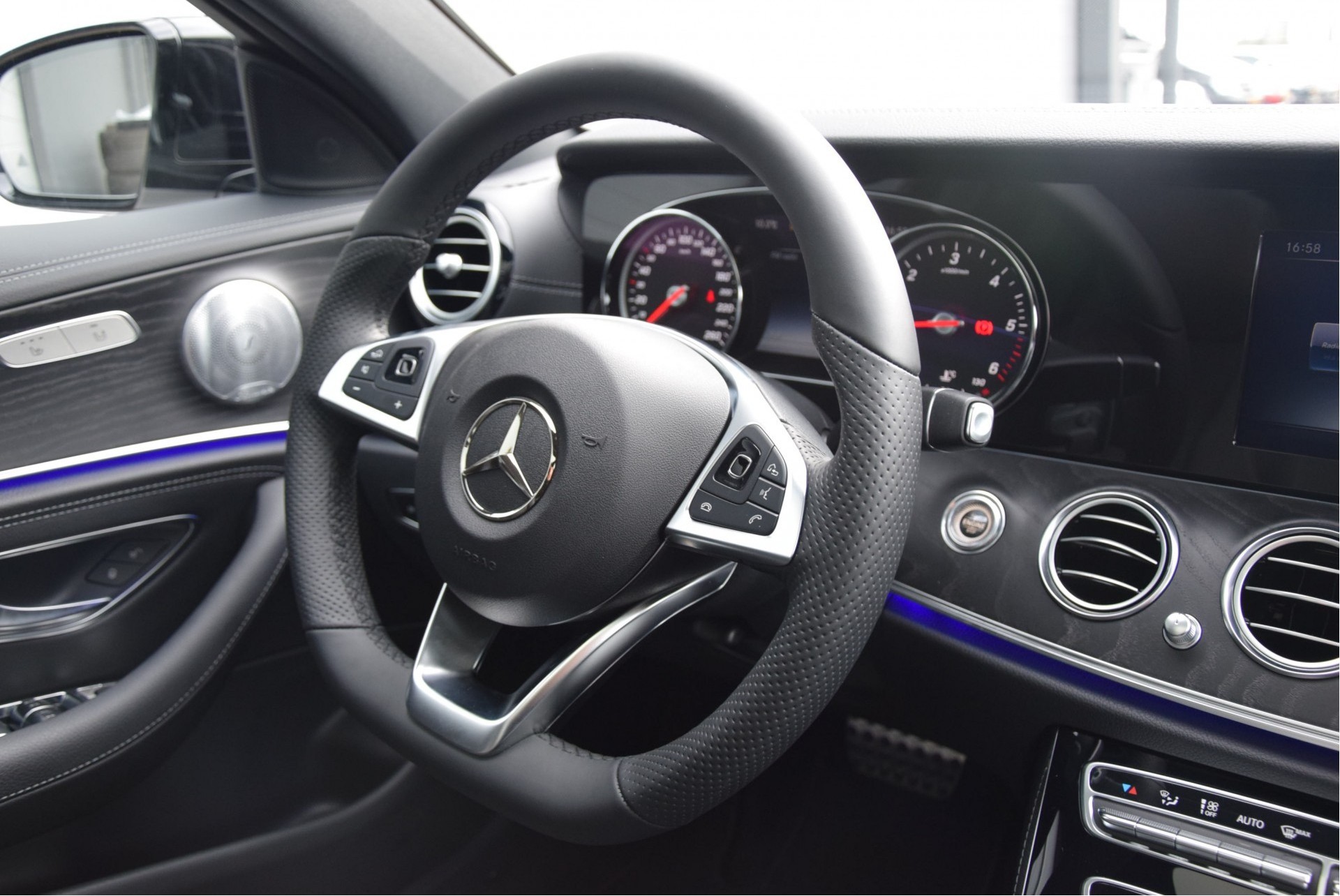 Mercedes-Benz E-Klasse 220d AMG Nightpakket/Burmester/Panorama/ILS/20" Aut9 Foto 9