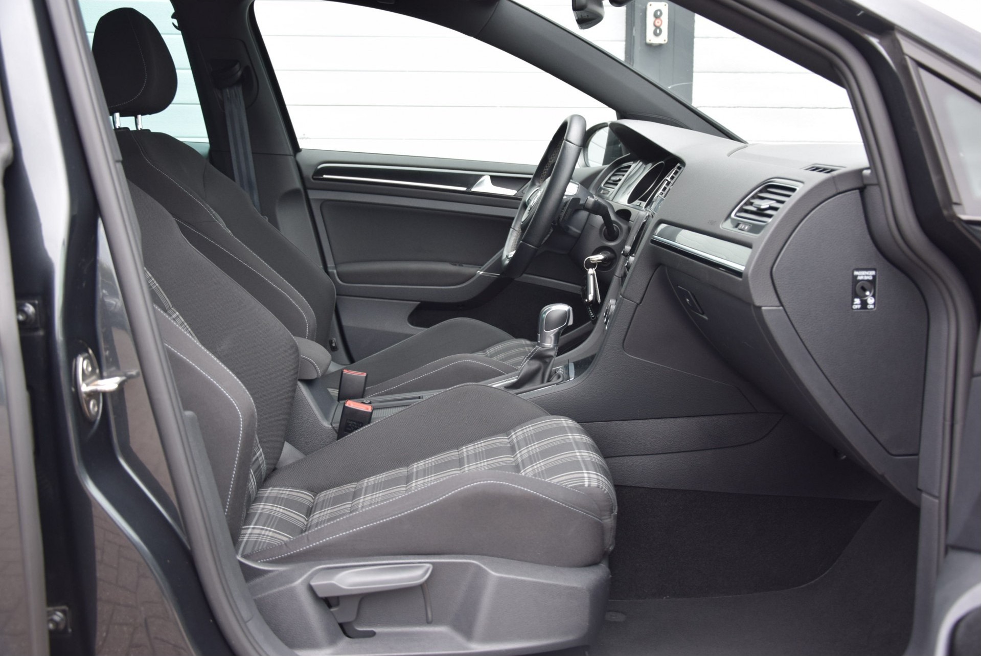 Volkswagen Golf 2.0TDI GTD Panorama/Bi-Xenon/19"/Sport&Sound DSG Aut6 Foto 3