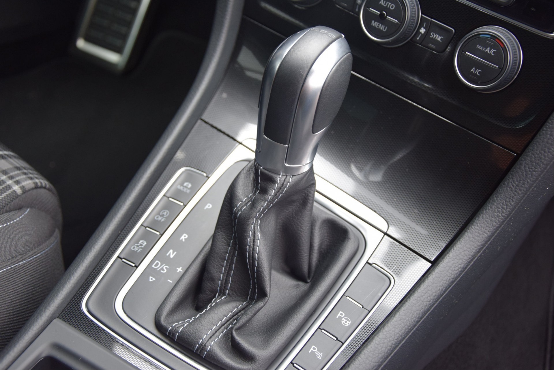 Volkswagen Golf 2.0TDI GTD Panorama/Bi-Xenon/19"/Sport&Sound DSG Aut6 Foto 9