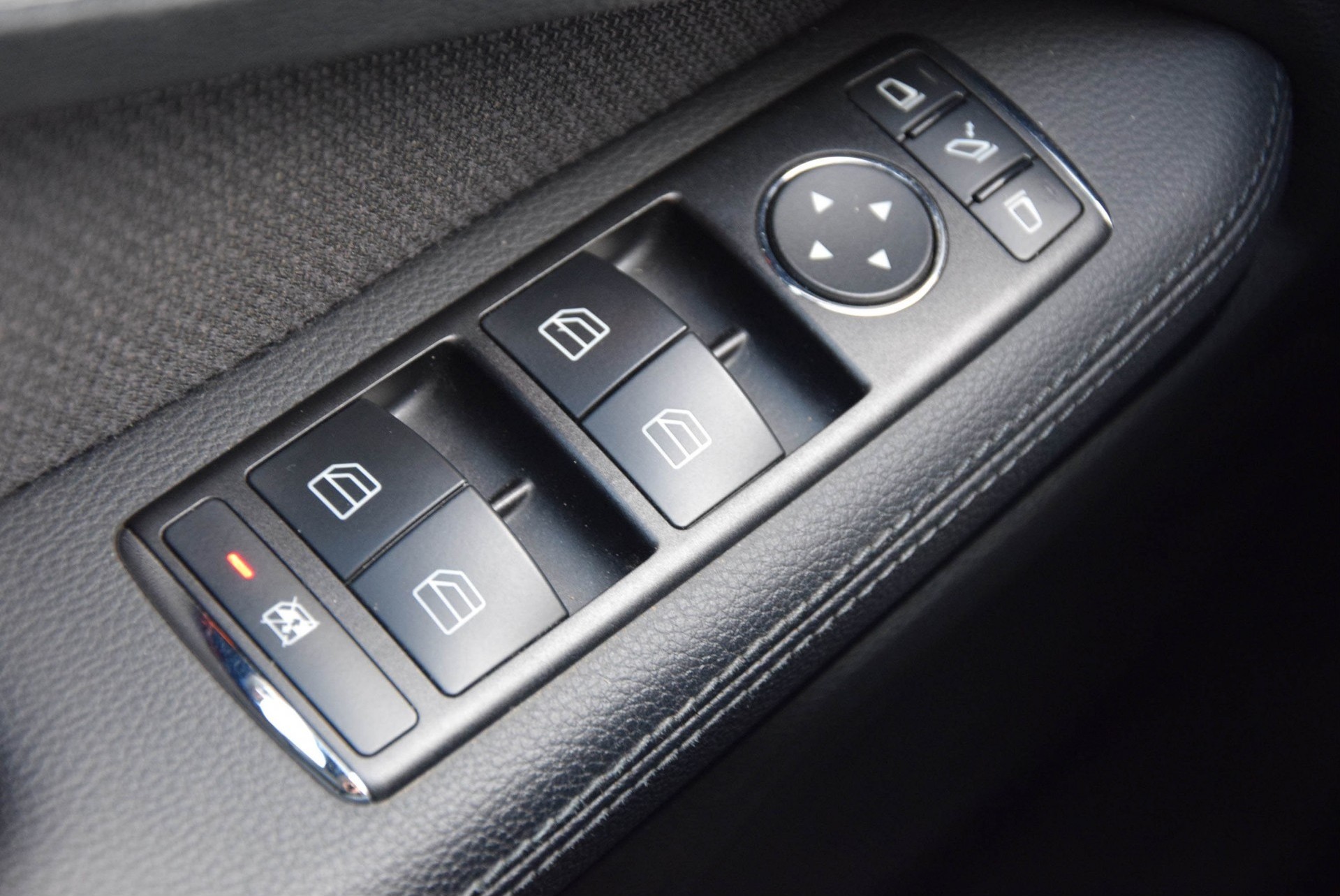 Mercedes-Benz E-Klasse 350 CDI 4-Matic Avantgarde Com/ILS/Parktronic Aut7 Foto 11