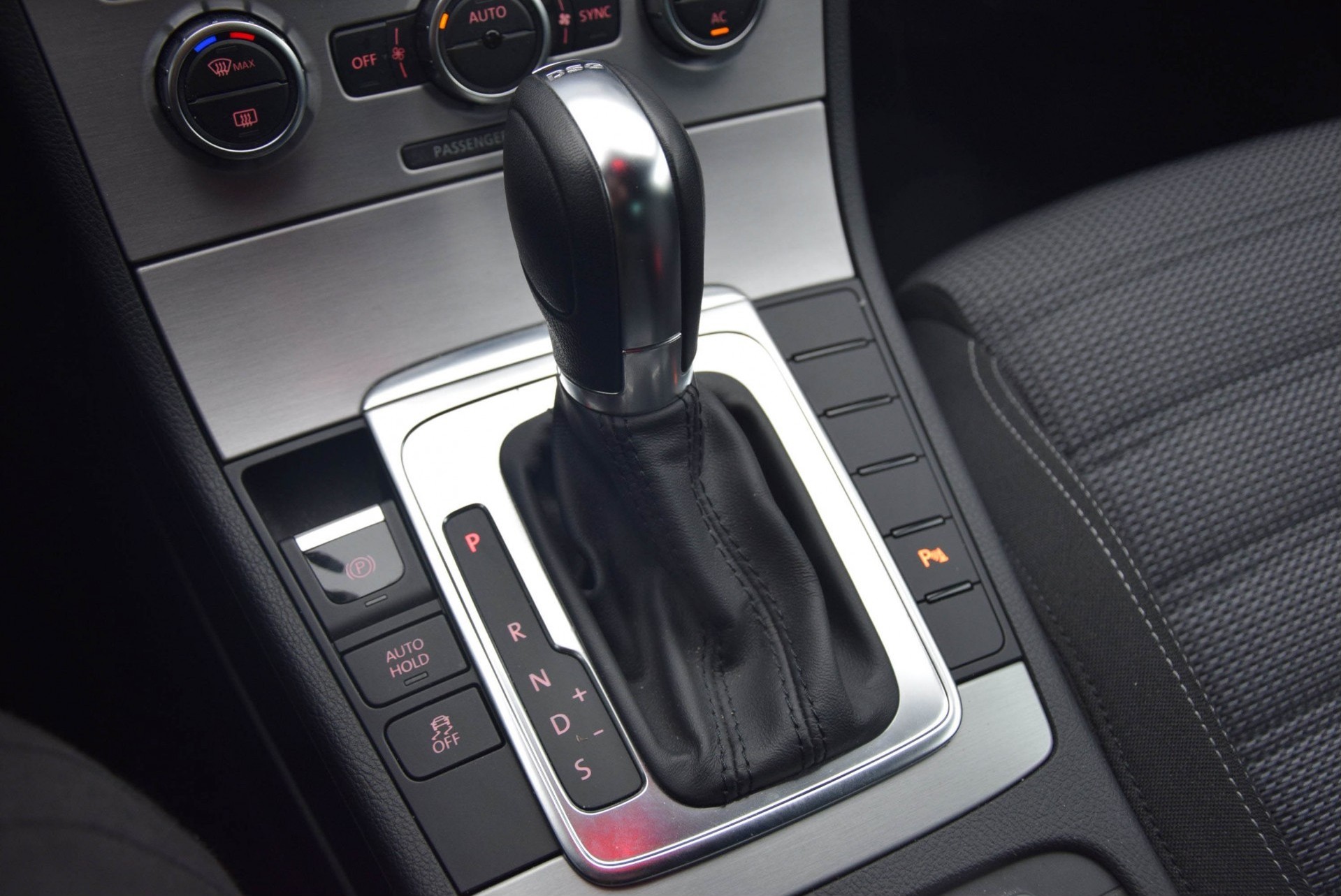 Volkswagen CC 1.8 TSI Xenon/Camera/Groot Navi/19" Aut7 Foto 9