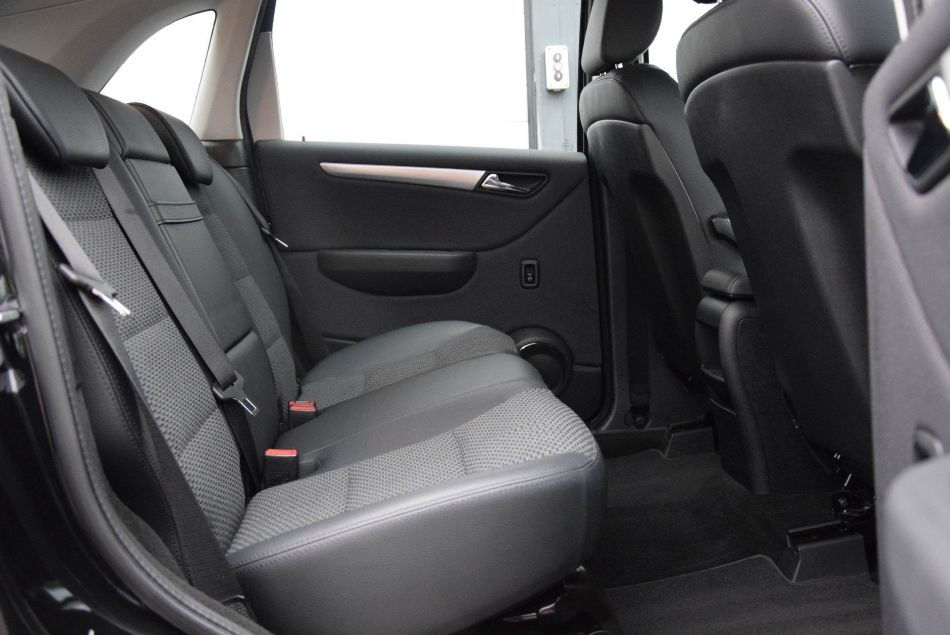 Mercedes-Benz B-Klasse 200 Sport Comand/DVD/PTS Aut7 Foto 4