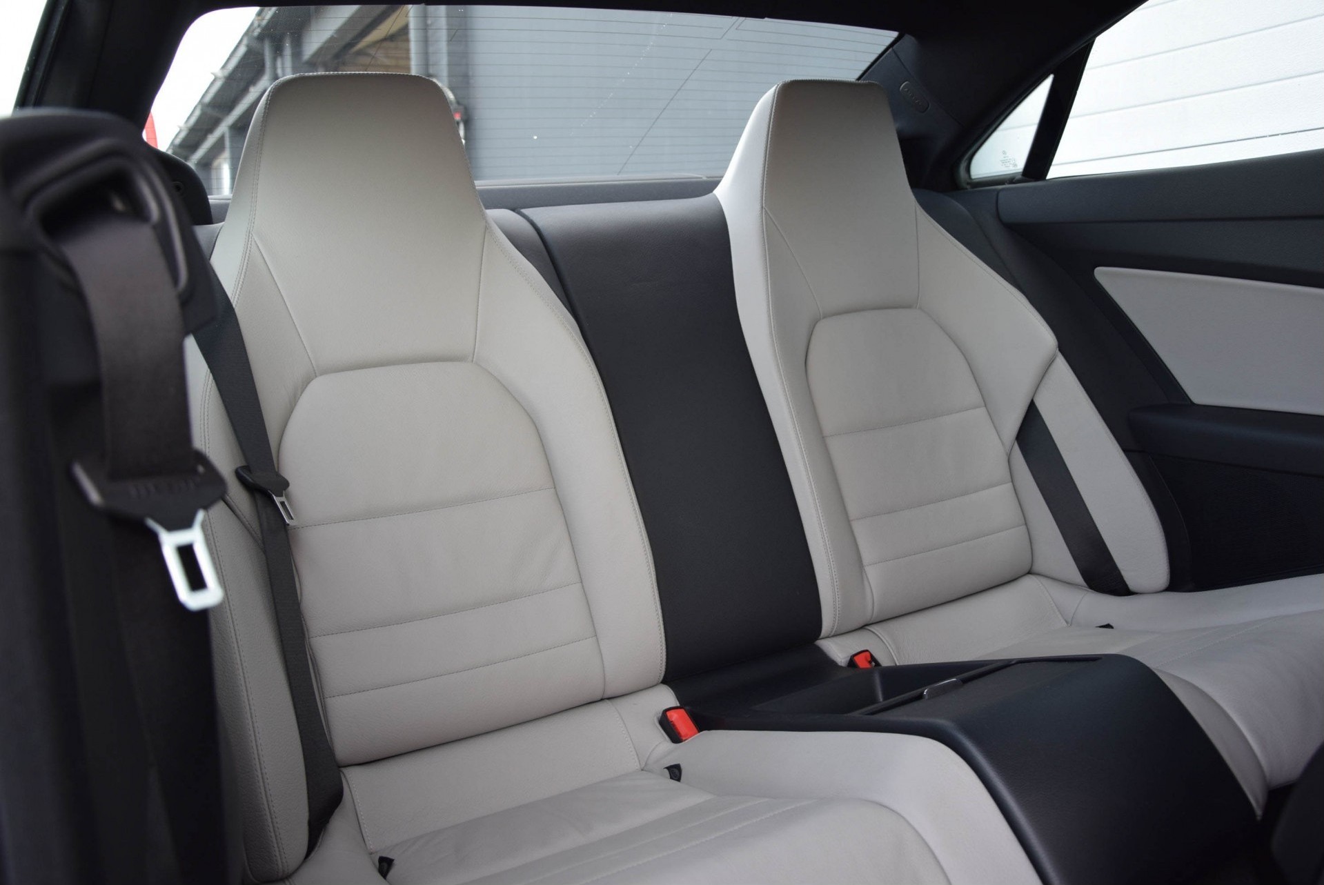 Mercedes-Benz E-Klasse Coupé 250 CGI Navi/Leder/Pts/17" Aut5 Foto 4