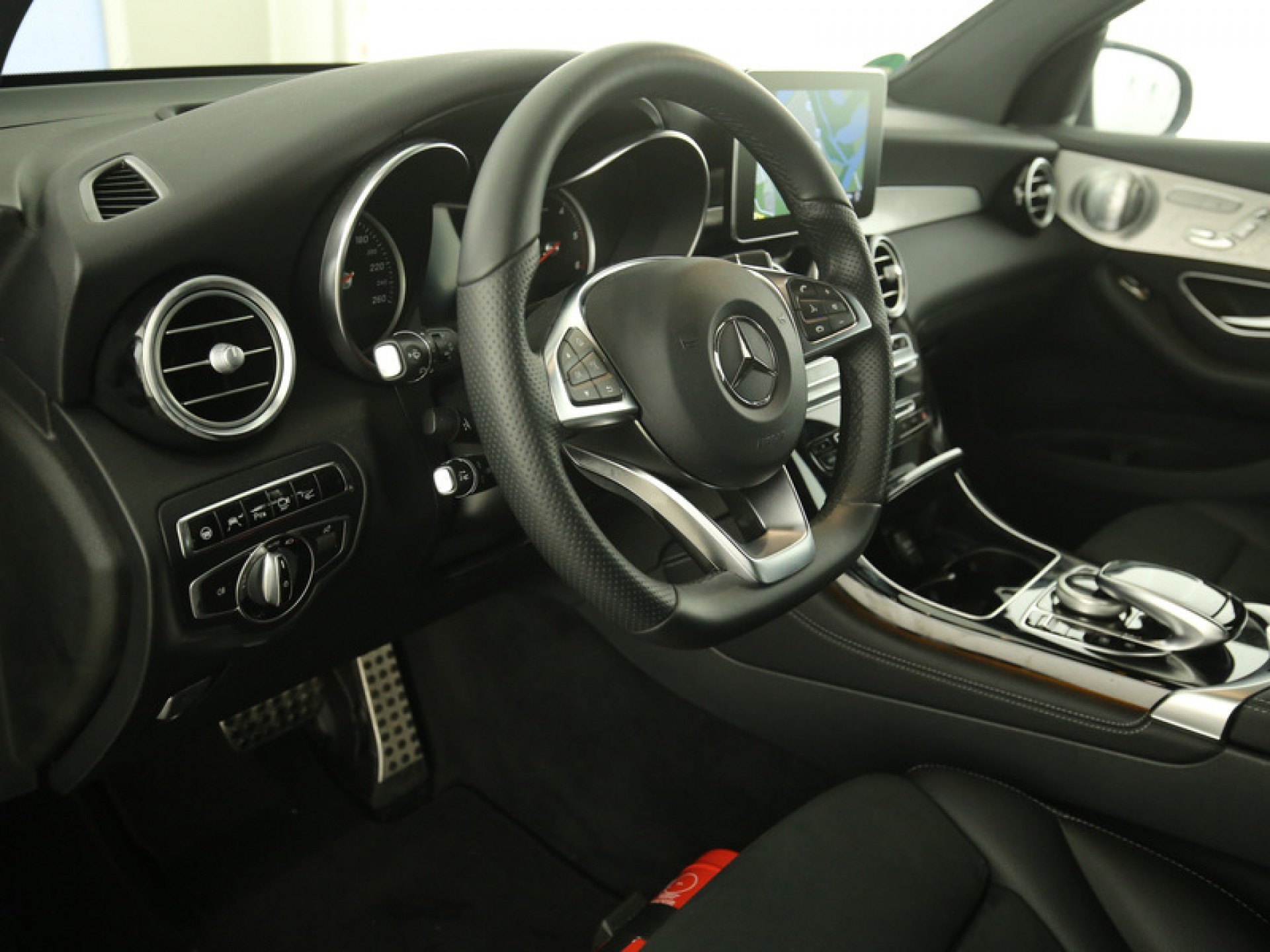 Mercedes-Benz GLC-Klasse 250d 4-MATIC AMG Distronic/Luchtvering/Panorama/ILS/Standkachel Aut9 Foto 4