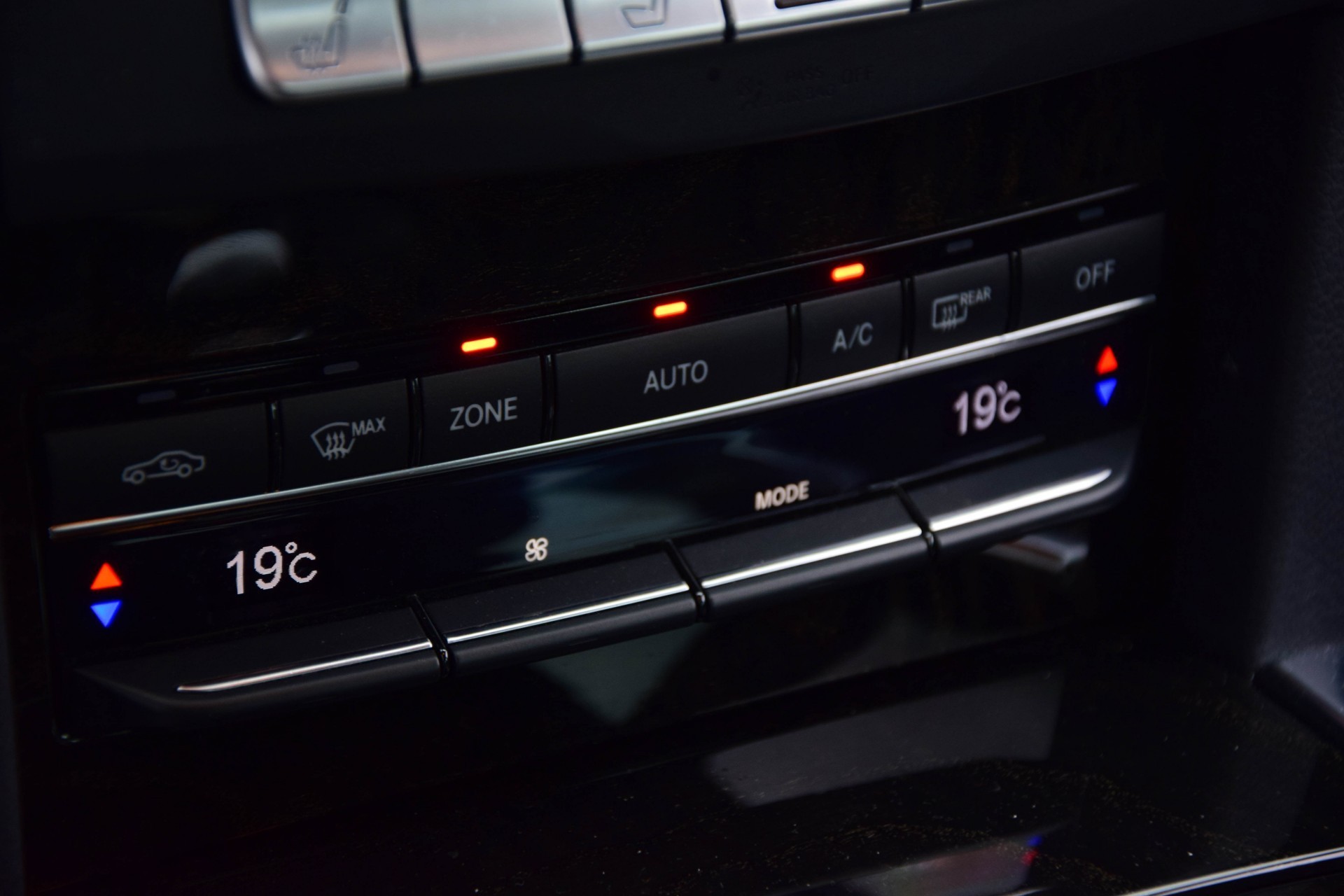 Mercedes-Benz E-Klasse 200 Avantgarde Comand/Harman-Kardon/ILS Aut7 Foto 14