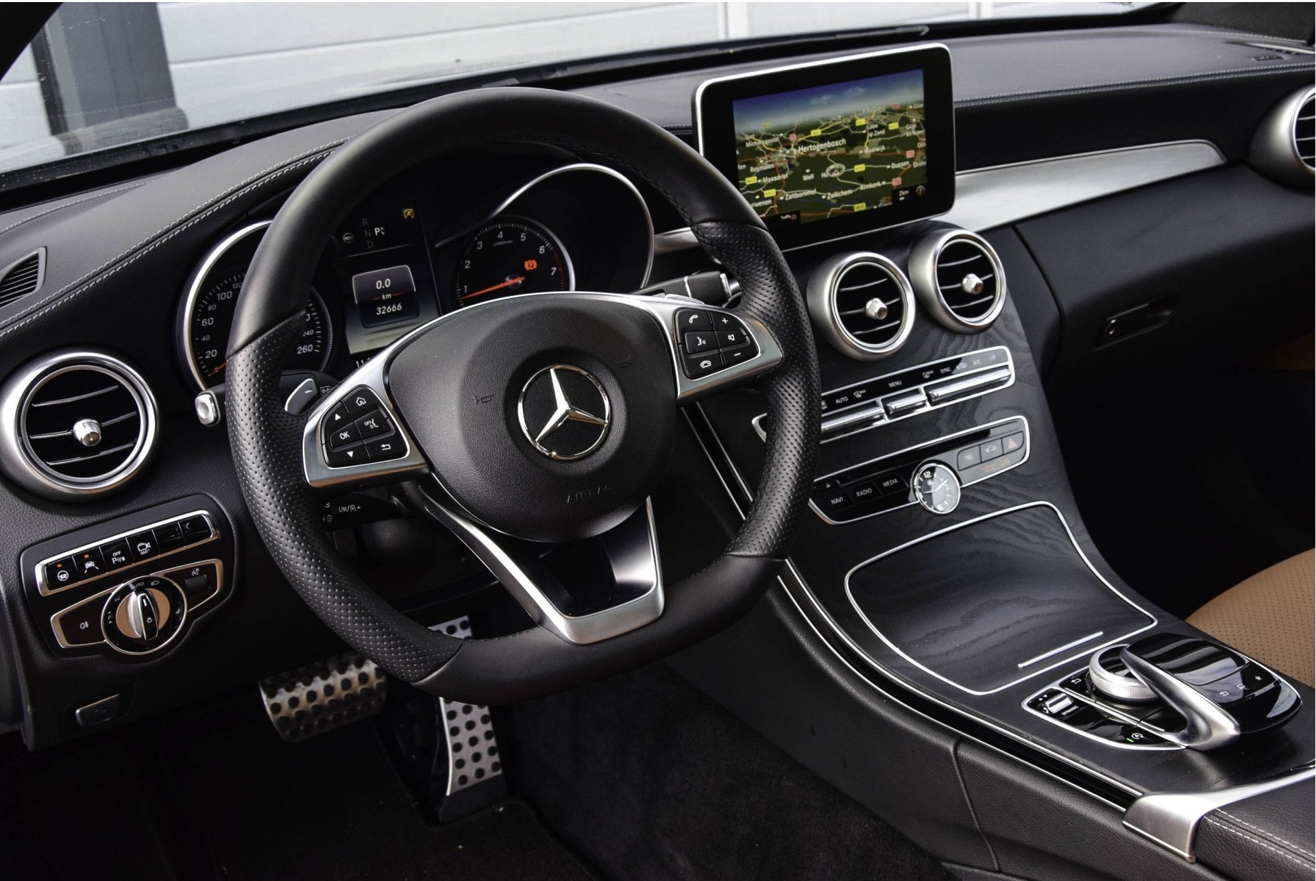 Mercedes-Benz C-Klasse Coupé 300 AMG Distronic/Panorama/TV/Burmester/Com Aut7 Foto 5