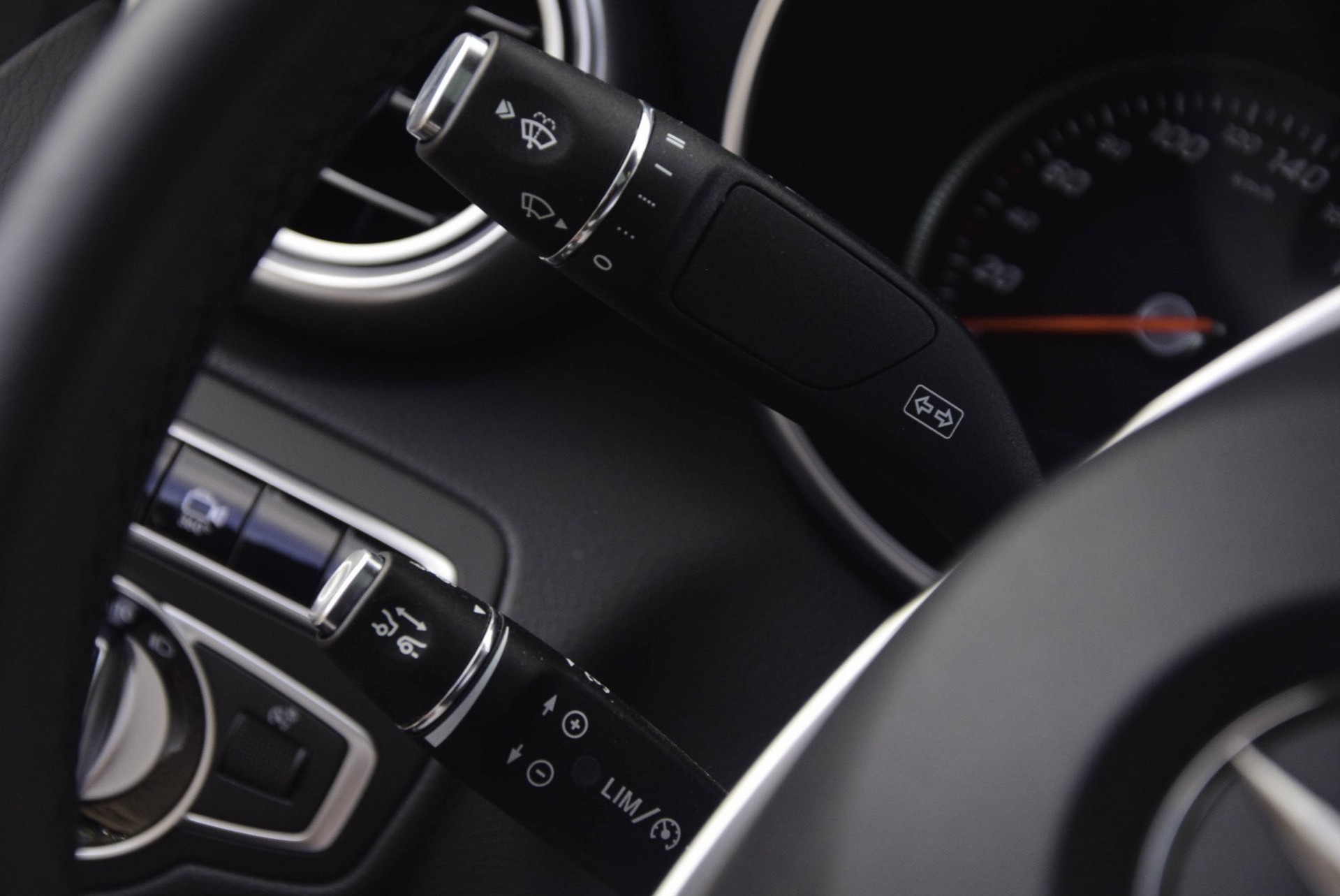 Mercedes-Benz C-Klasse Coupé 300 AMG Distronic/Panorama/TV/Burmester/Com Aut7 Foto 8