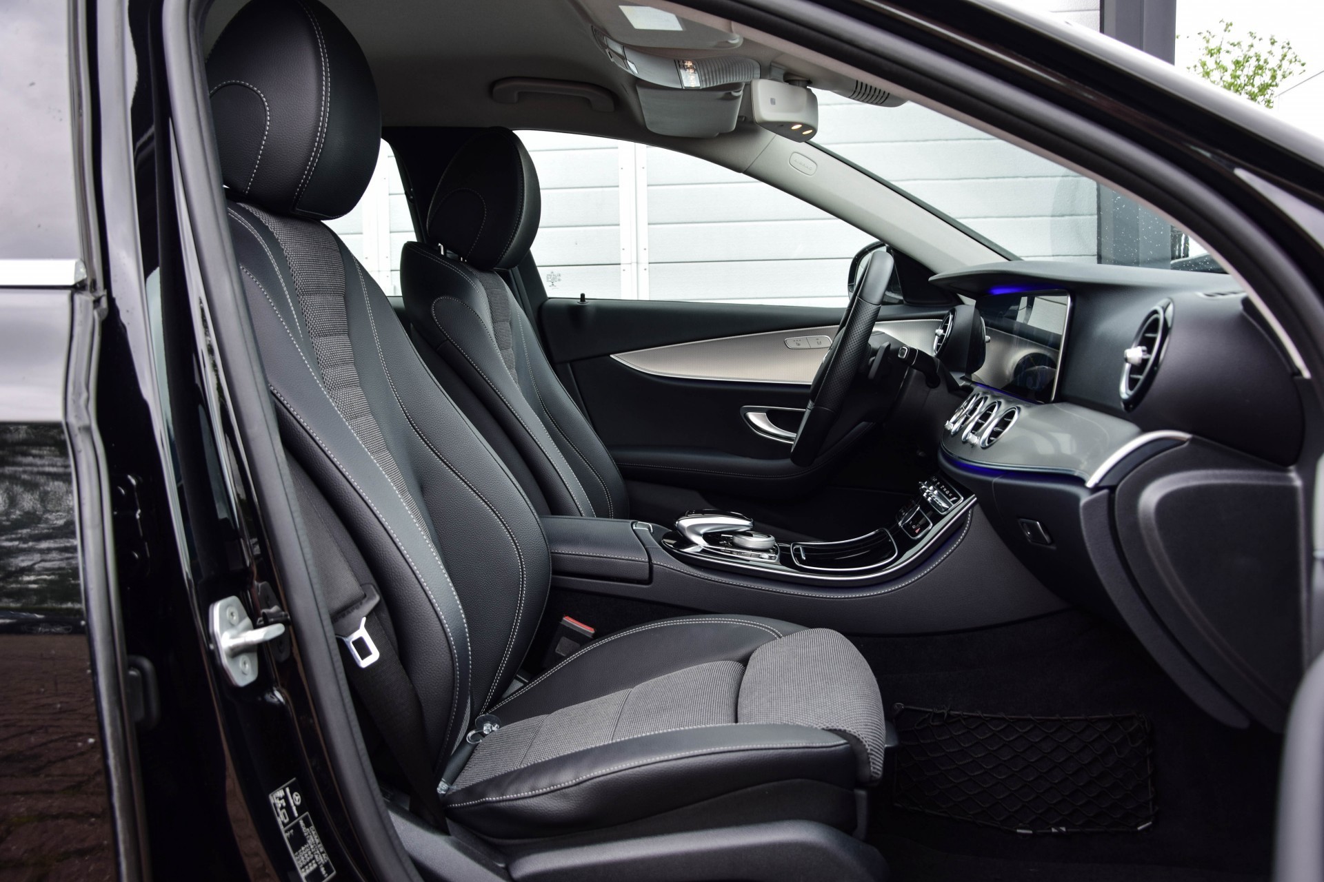 Mercedes-Benz E-Klasse 200 Avantgarde Widescreen/Com/Multibeam Aut9 Foto 3