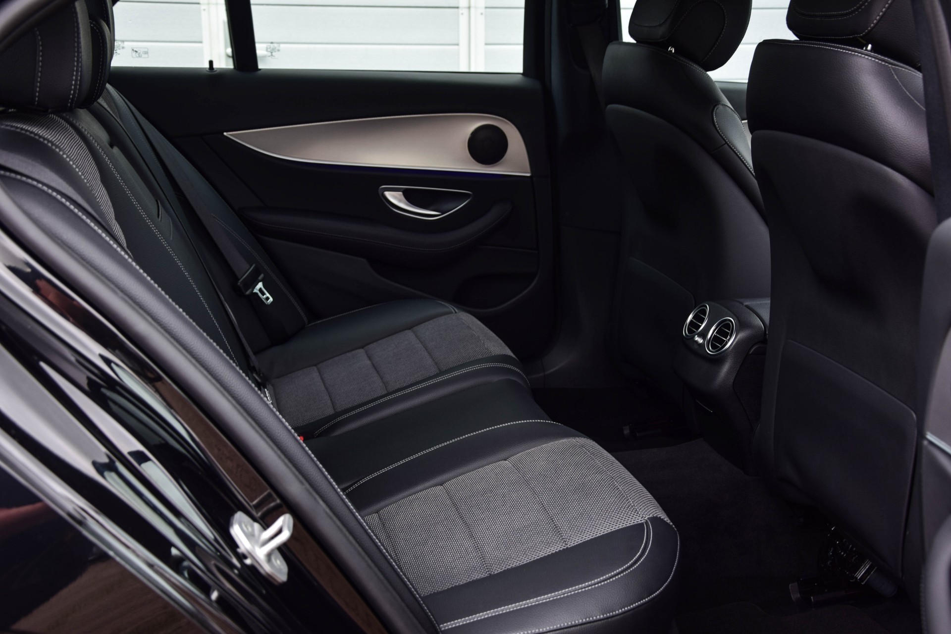 Mercedes-Benz E-Klasse 200 Avantgarde Widescreen/Com/Multibeam Aut9 Foto 4