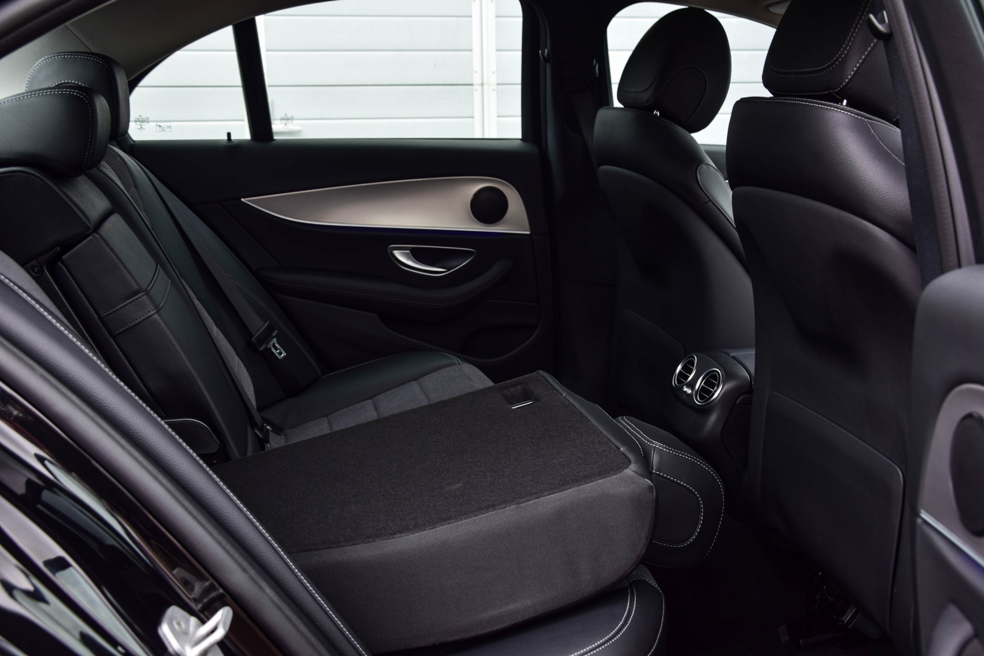 Mercedes-Benz E-Klasse 200 Avantgarde Widescreen/Com/Multibeam Aut9 Foto 5