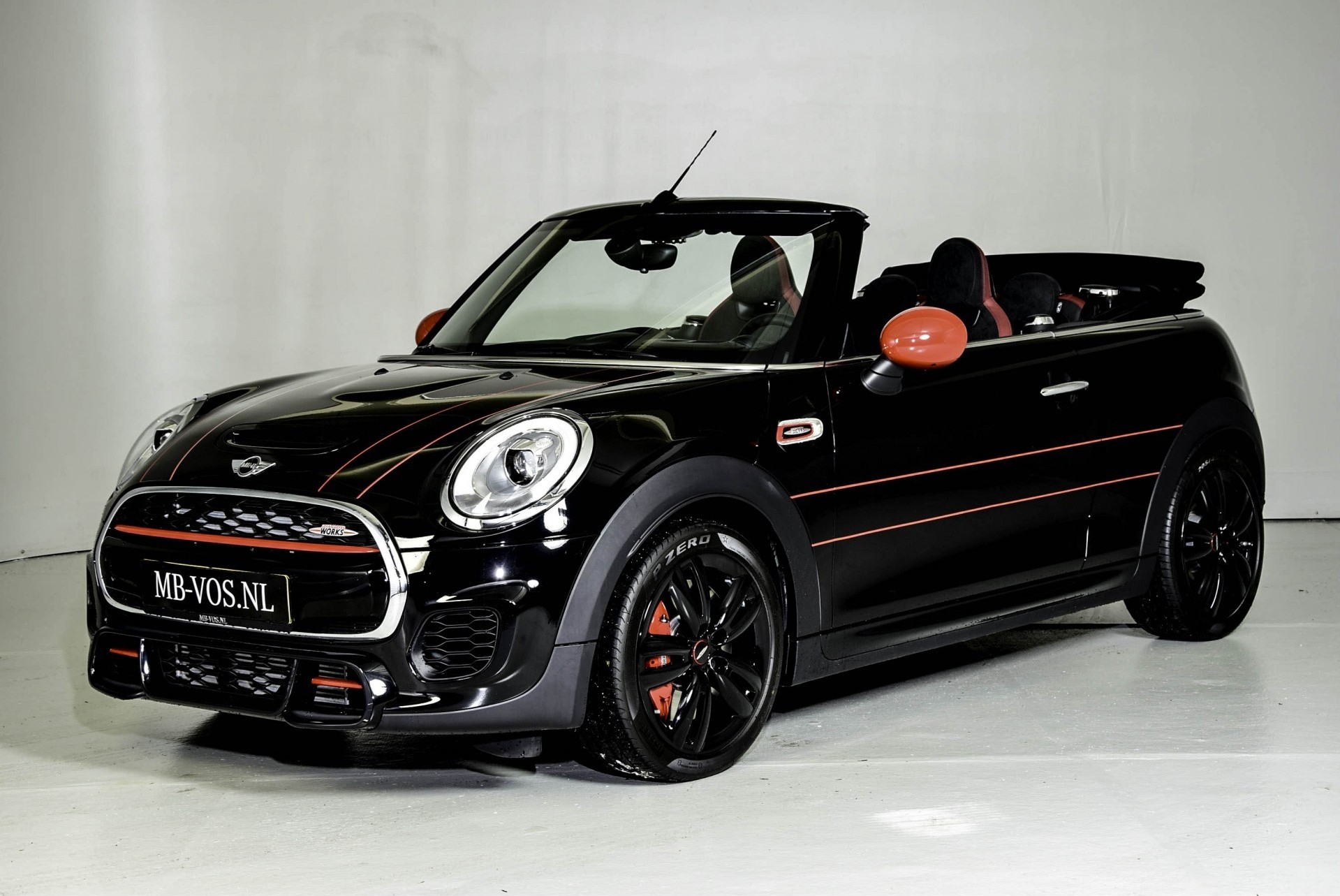 MINI Cabrio 2.0 JOHN COOPER WORKS CHILI 232PK HUD/Nav/Cam Aut6 Foto 1