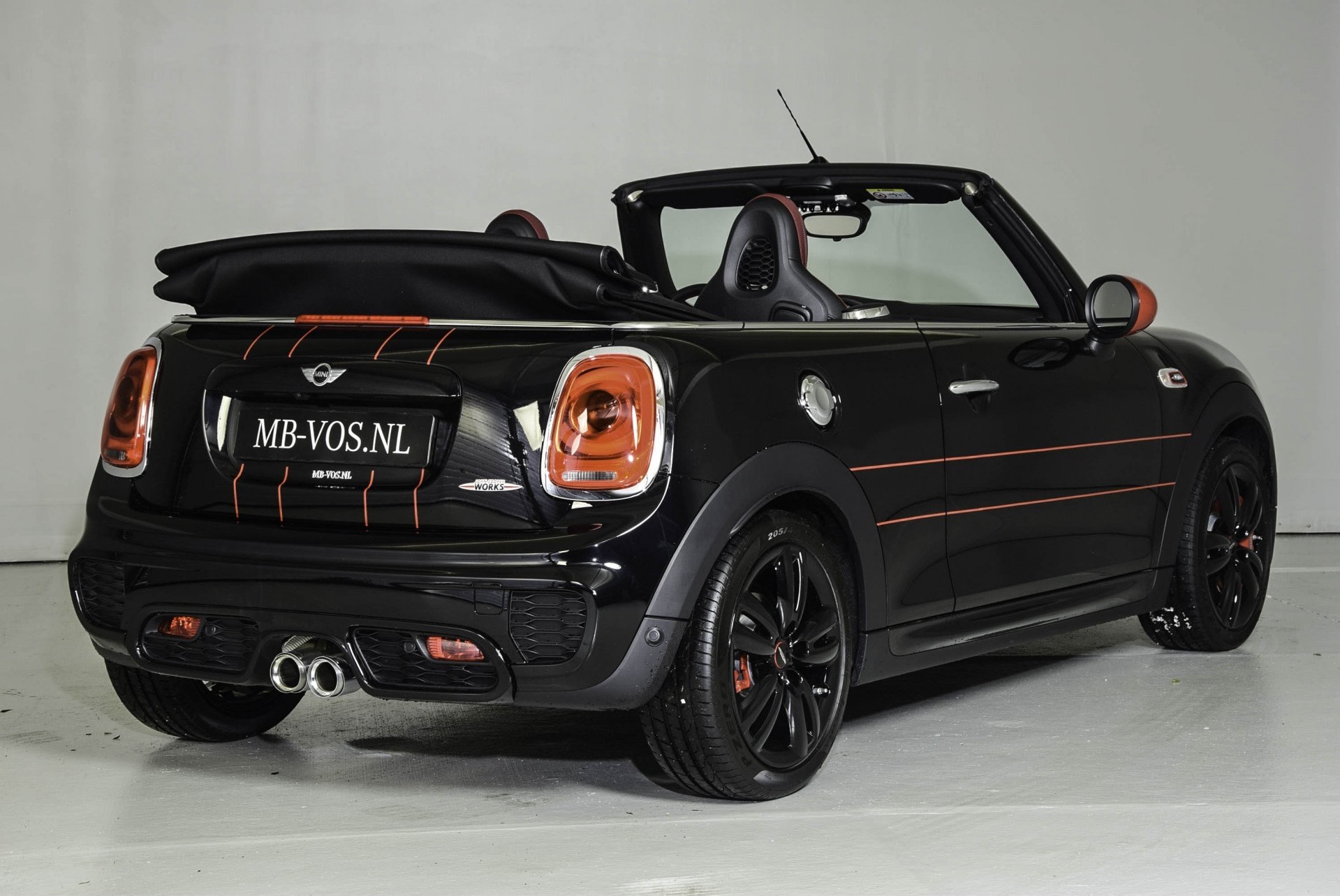 MINI Cabrio 2.0 JOHN COOPER WORKS CHILI 232PK HUD/Nav/Cam Aut6 Foto 2