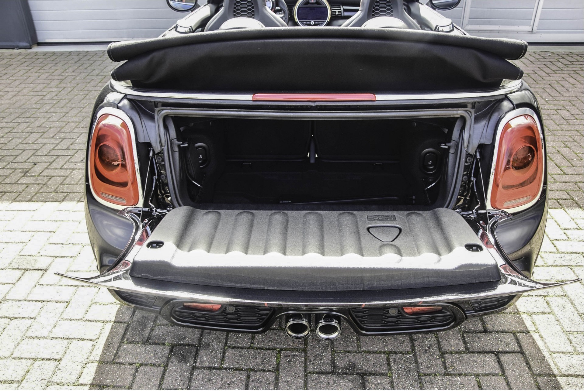 MINI Cabrio 2.0 JOHN COOPER WORKS CHILI 232PK HUD/Nav/Cam Aut6 Foto 24