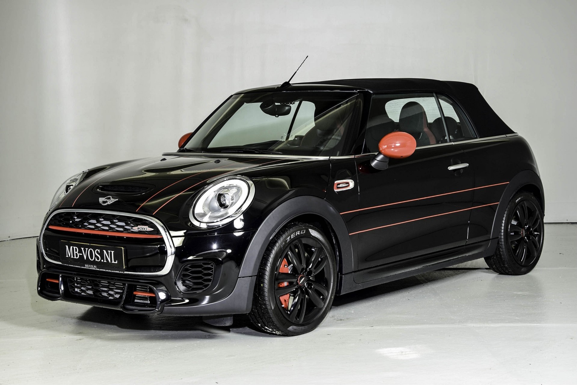 MINI Cabrio 2.0 JOHN COOPER WORKS CHILI 232PK HUD/Nav/Cam Aut6 Foto 3