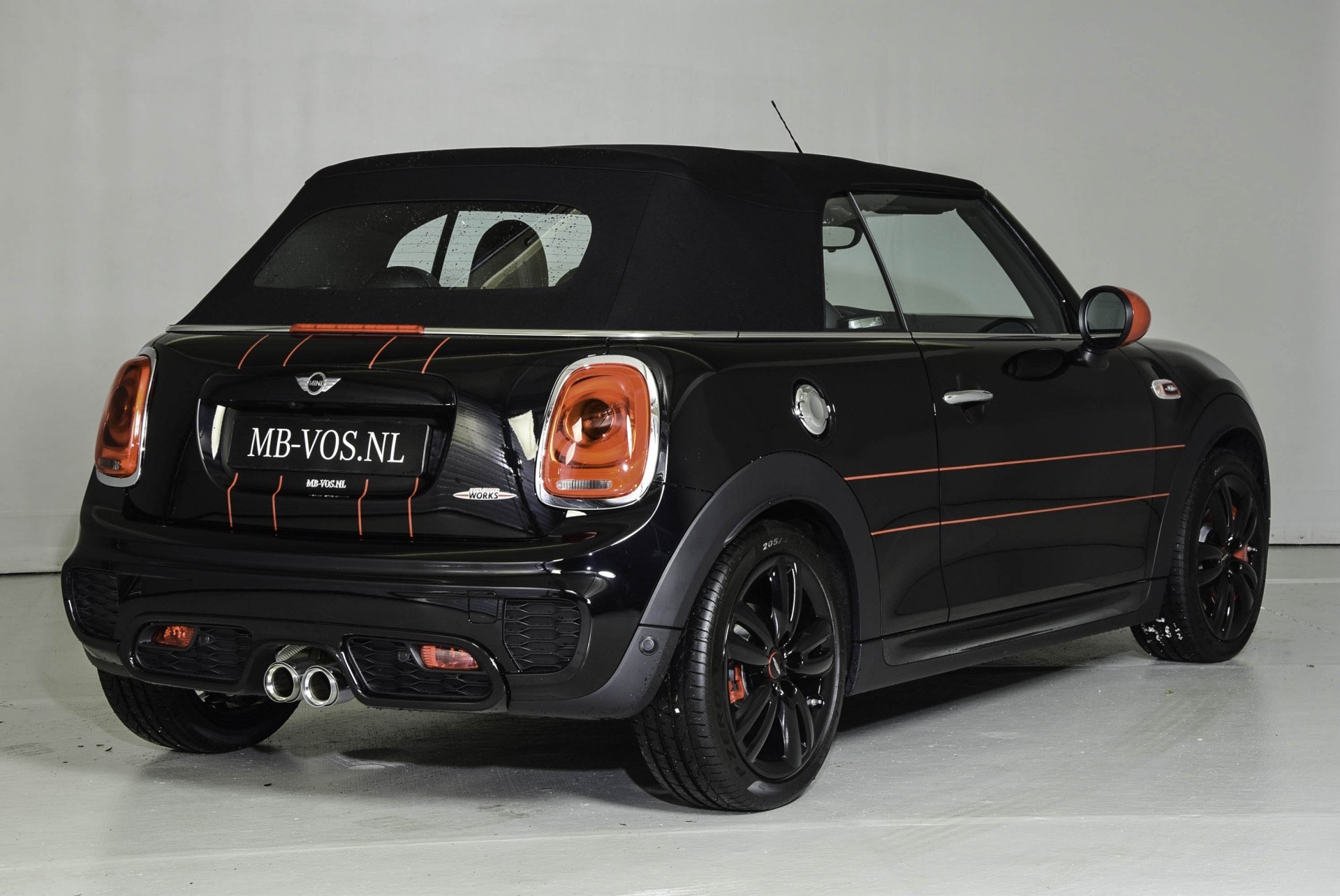 MINI Cabrio 2.0 JOHN COOPER WORKS CHILI 232PK HUD/Nav/Cam Aut6 Foto 4