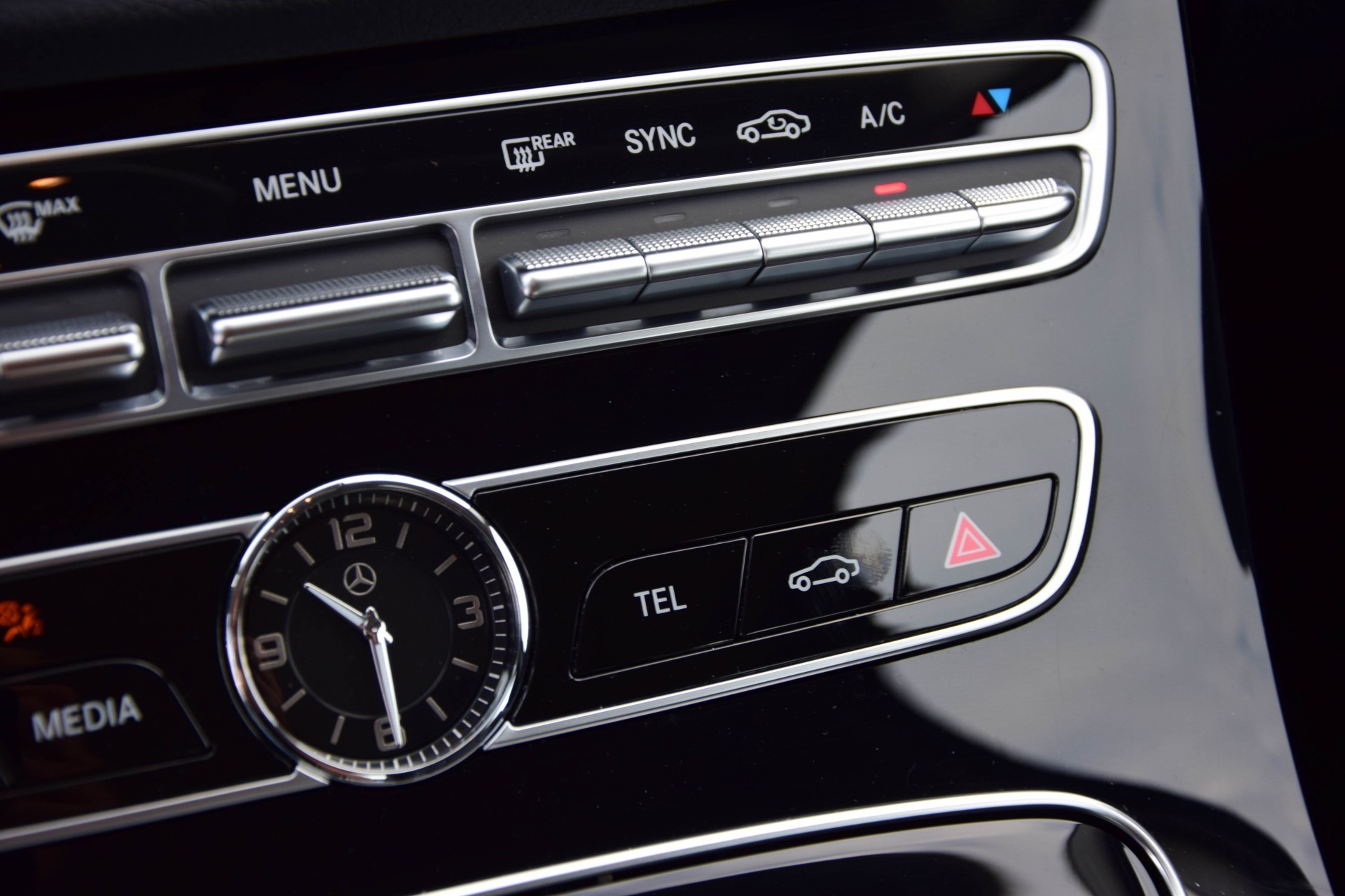 Mercedes-Benz E-Klasse 250 Avantgarde Com/Widescreen/Camera/LED Aut9 Foto 11