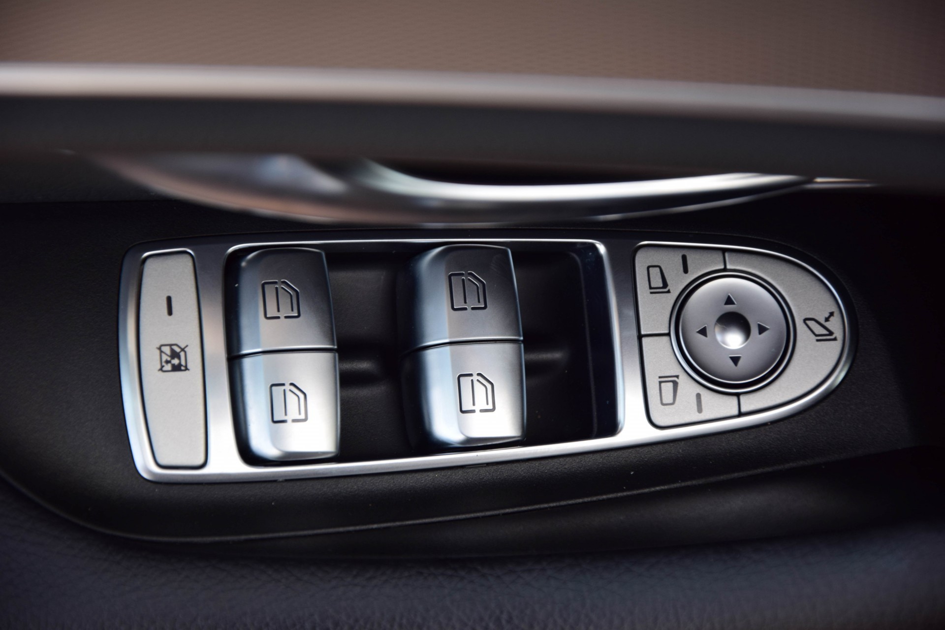 Mercedes-Benz E-Klasse 250 Avantgarde Com/Widescreen/Camera/LED Aut9 Foto 14