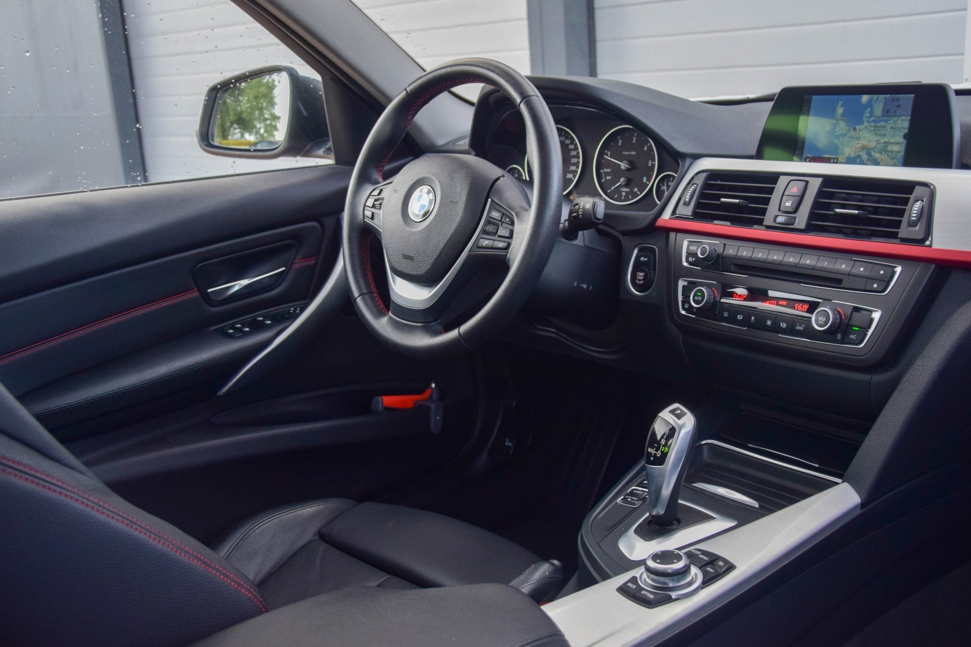 BMW 3 Serie 320D Upgrade Edition Sport Schuifdak/Leer/Xenon Aut8 Foto 5