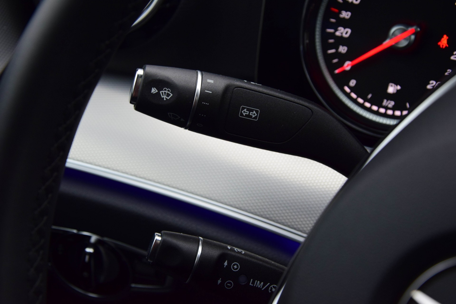 Mercedes-Benz E-Klasse 220 d AMG Burmester/Dak/Com/Multibeam Aut9 Foto 11