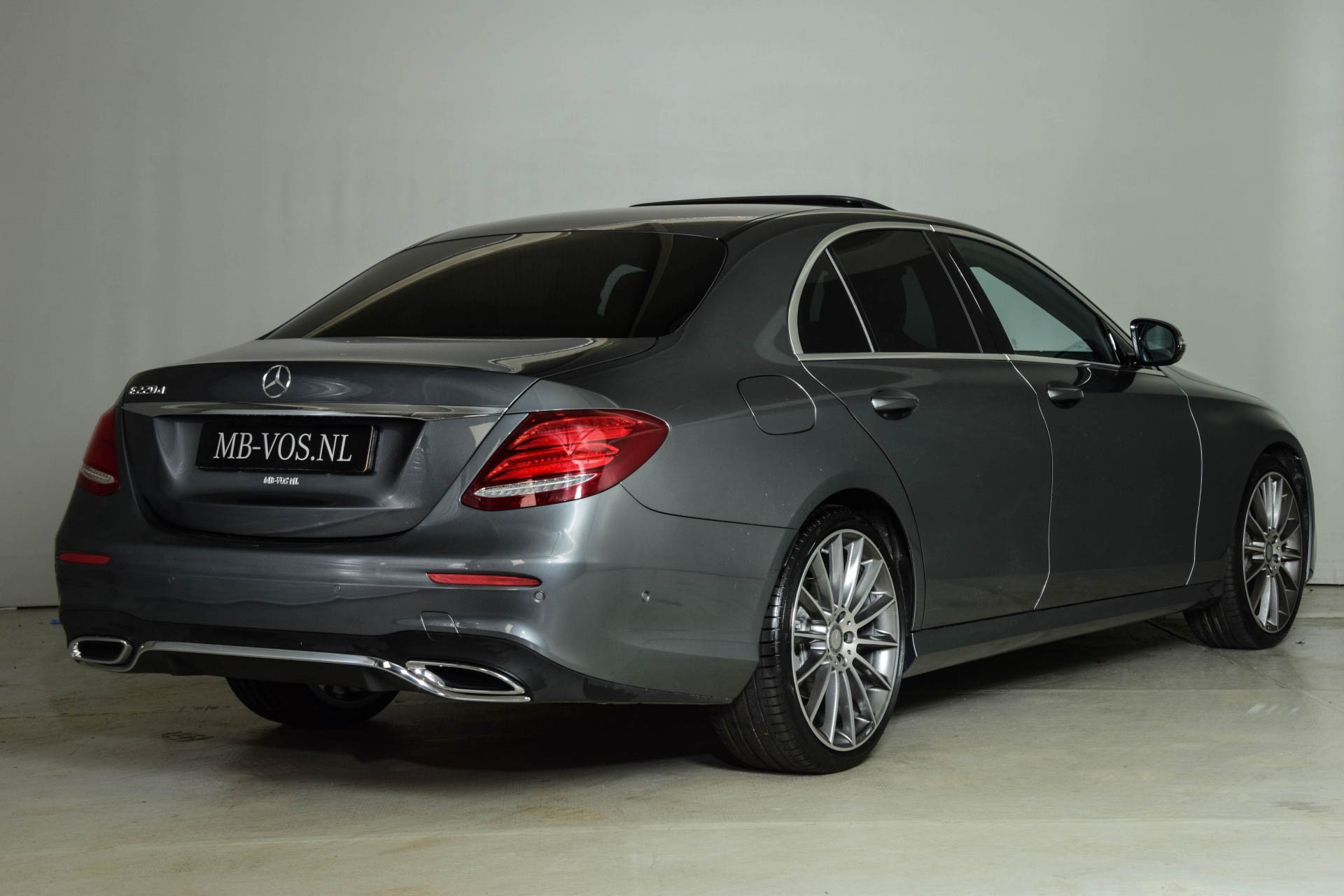 Mercedes-Benz E-Klasse 220 d AMG Burmester/Dak/Com/Multibeam Aut9 Foto 2