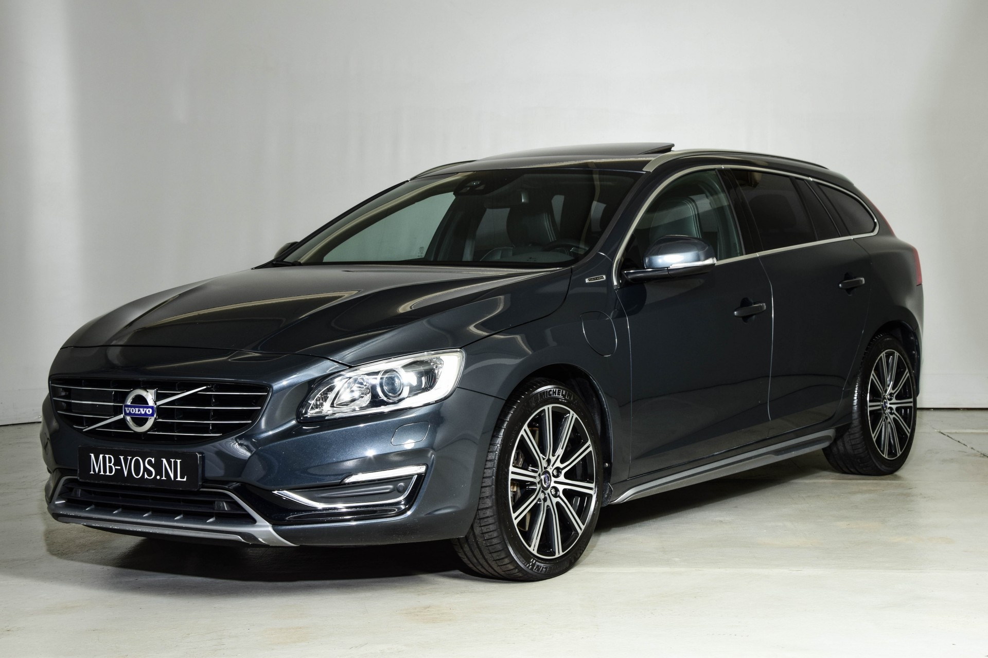 Volvo V60 2.4 D6 AWD PLUG-IN HYBRID SUMMUM 0% bijtelling Aut6 Foto 1