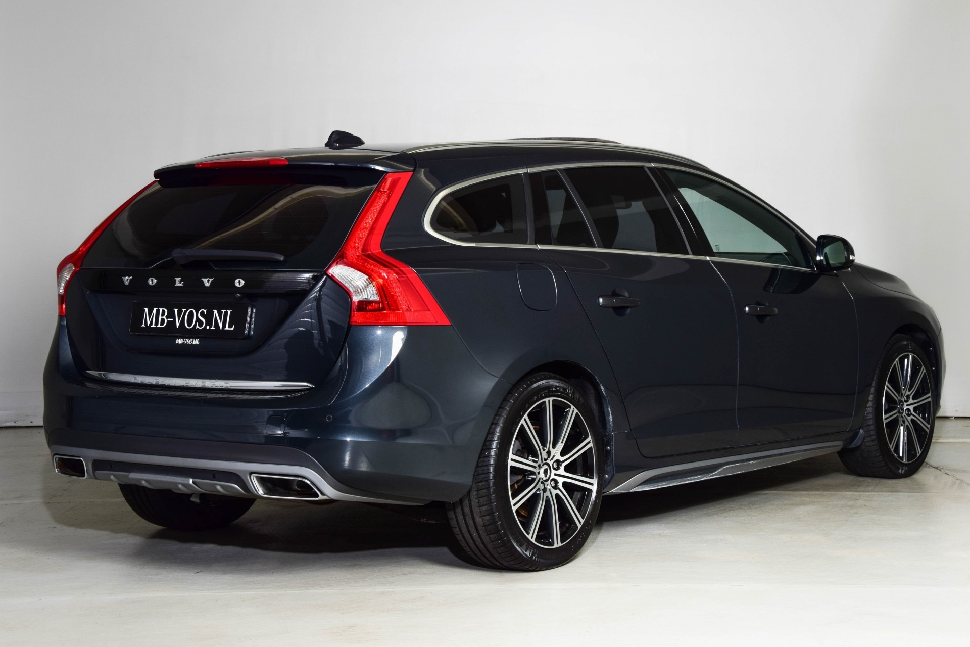 Volvo V60 2.4 D6 AWD PLUG-IN HYBRID SUMMUM 0% bijtelling Aut6 Foto 2