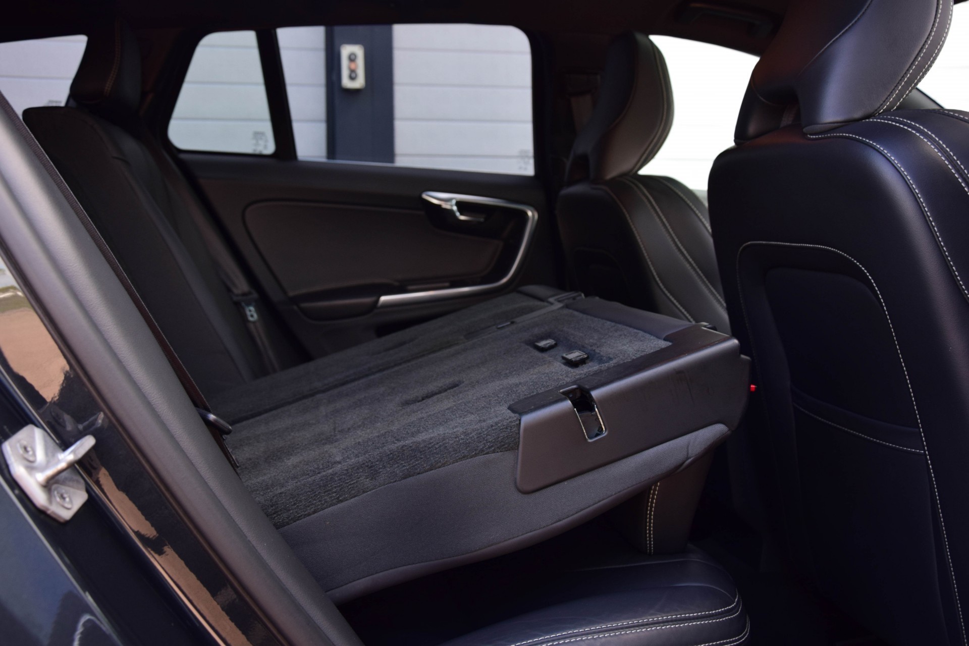 Volvo V60 2.4 D6 AWD PLUG-IN HYBRID SUMMUM 0% bijtelling Aut6 Foto 5