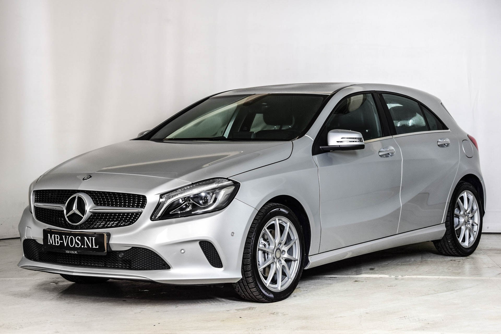 Mercedes-Benz A-Klasse 180 Urban Leder/LED/Navi/Verw-stln Aut7 Foto 1