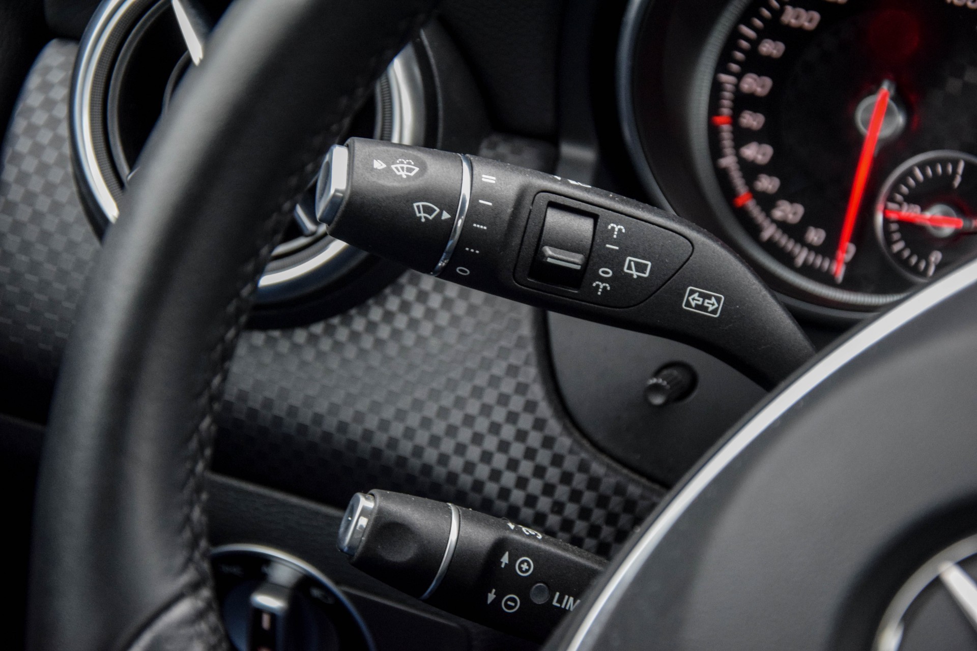 Mercedes-Benz A-Klasse 180 Urban Leder/LED/Navi/Verw-stln Aut7 Foto 13