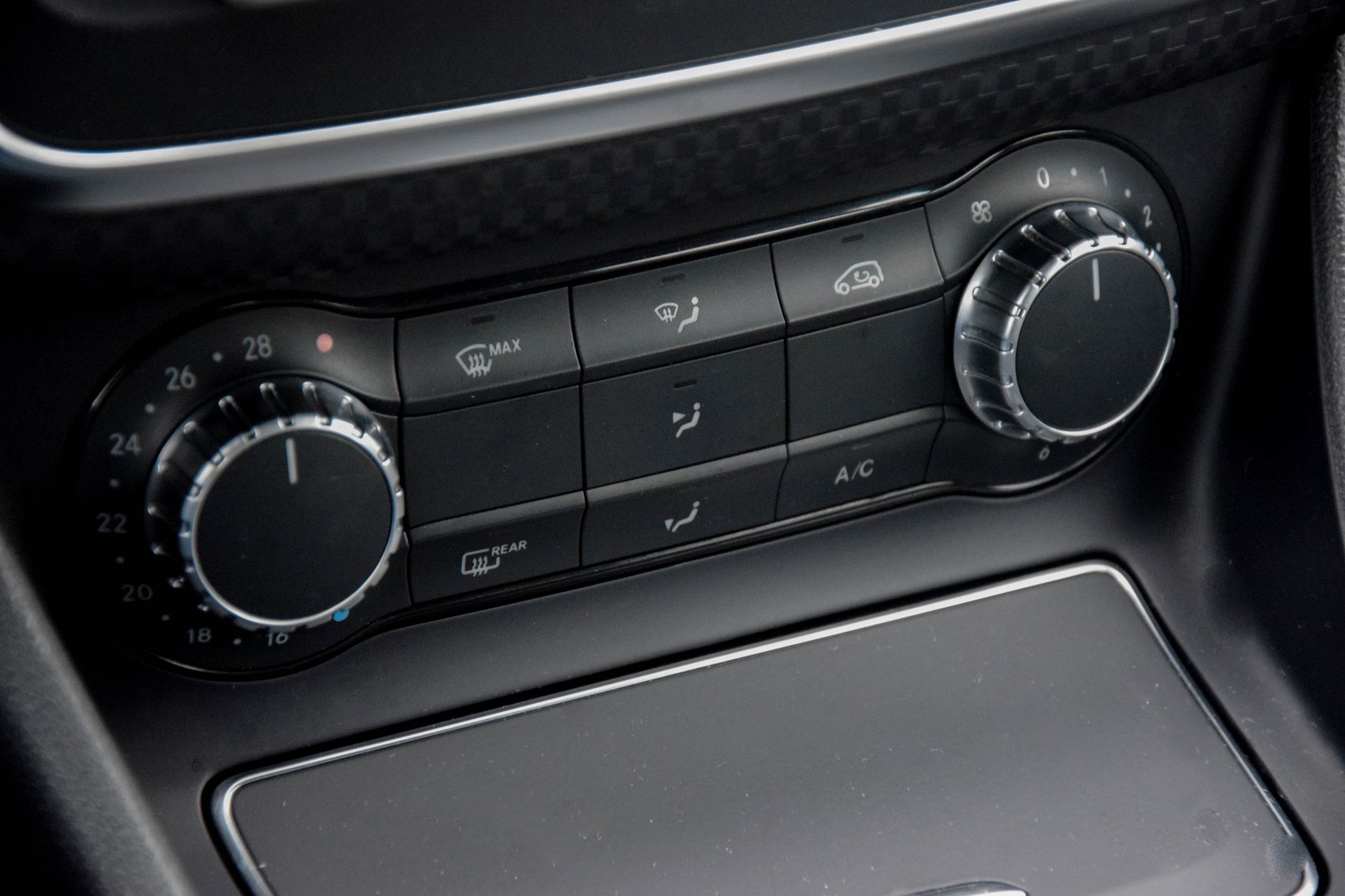 Mercedes-Benz A-Klasse 180 Urban Leder/LED/Navi/Verw-stln Aut7 Foto 14