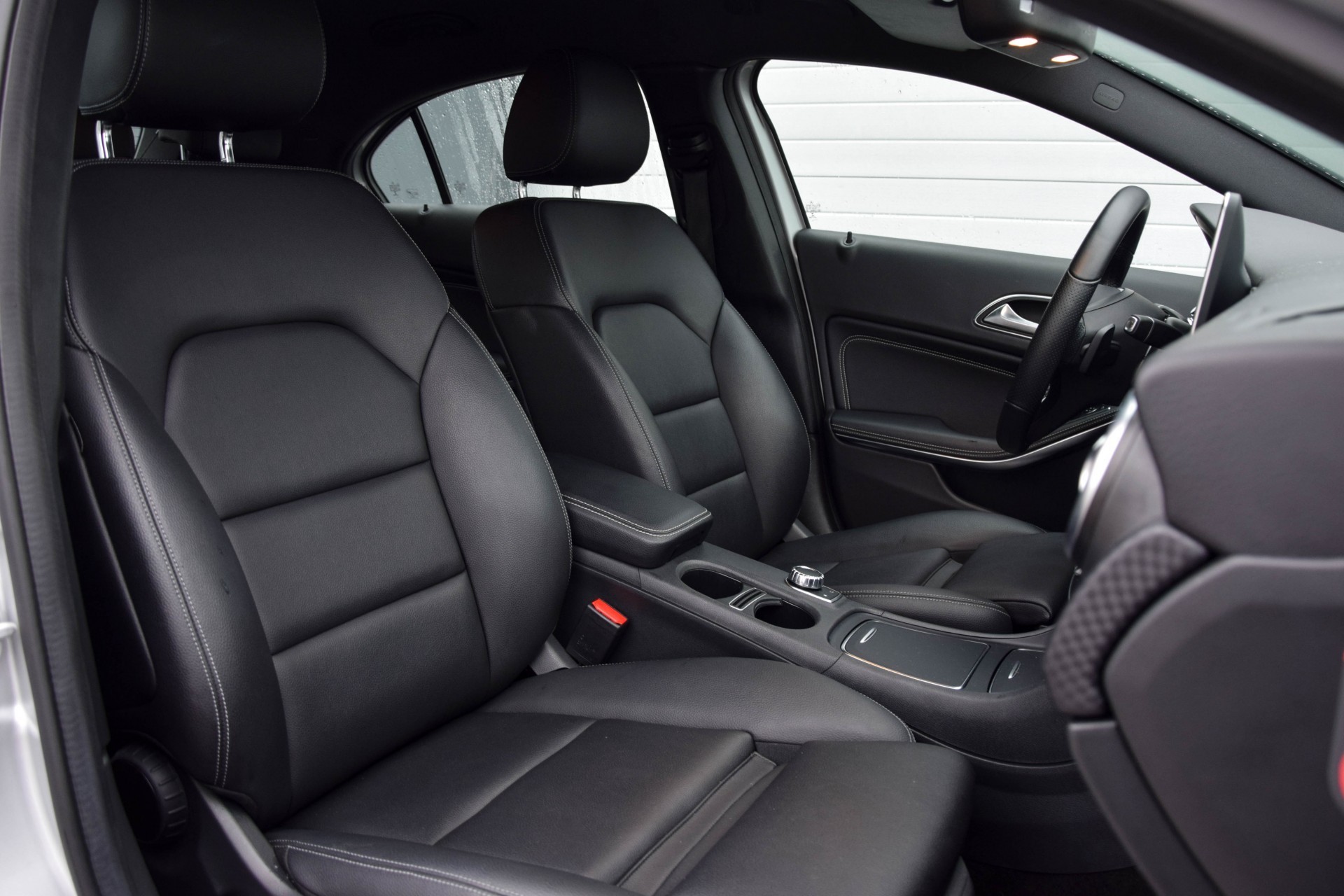 Mercedes-Benz A-Klasse 180 Urban Leder/LED/Navi/Verw-stln Aut7 Foto 3