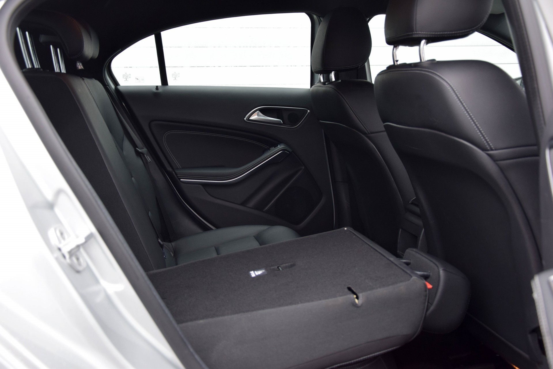 Mercedes-Benz A-Klasse 180 Urban Leder/LED/Navi/Verw-stln Aut7 Foto 5