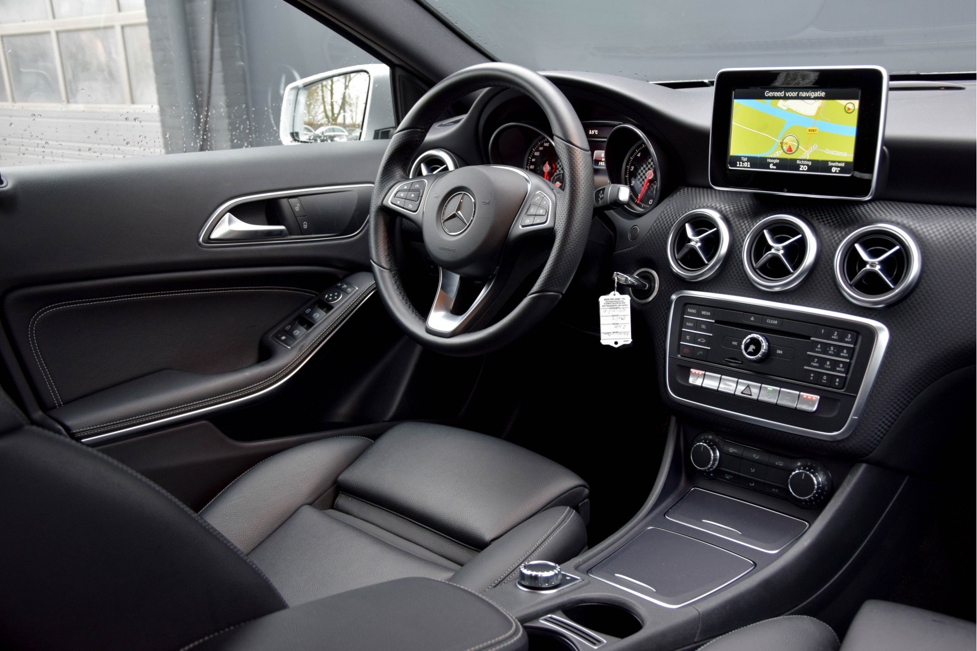 Mercedes-Benz A-Klasse 180 Urban Leder/LED/Navi/Verw-stln Aut7 Foto 6