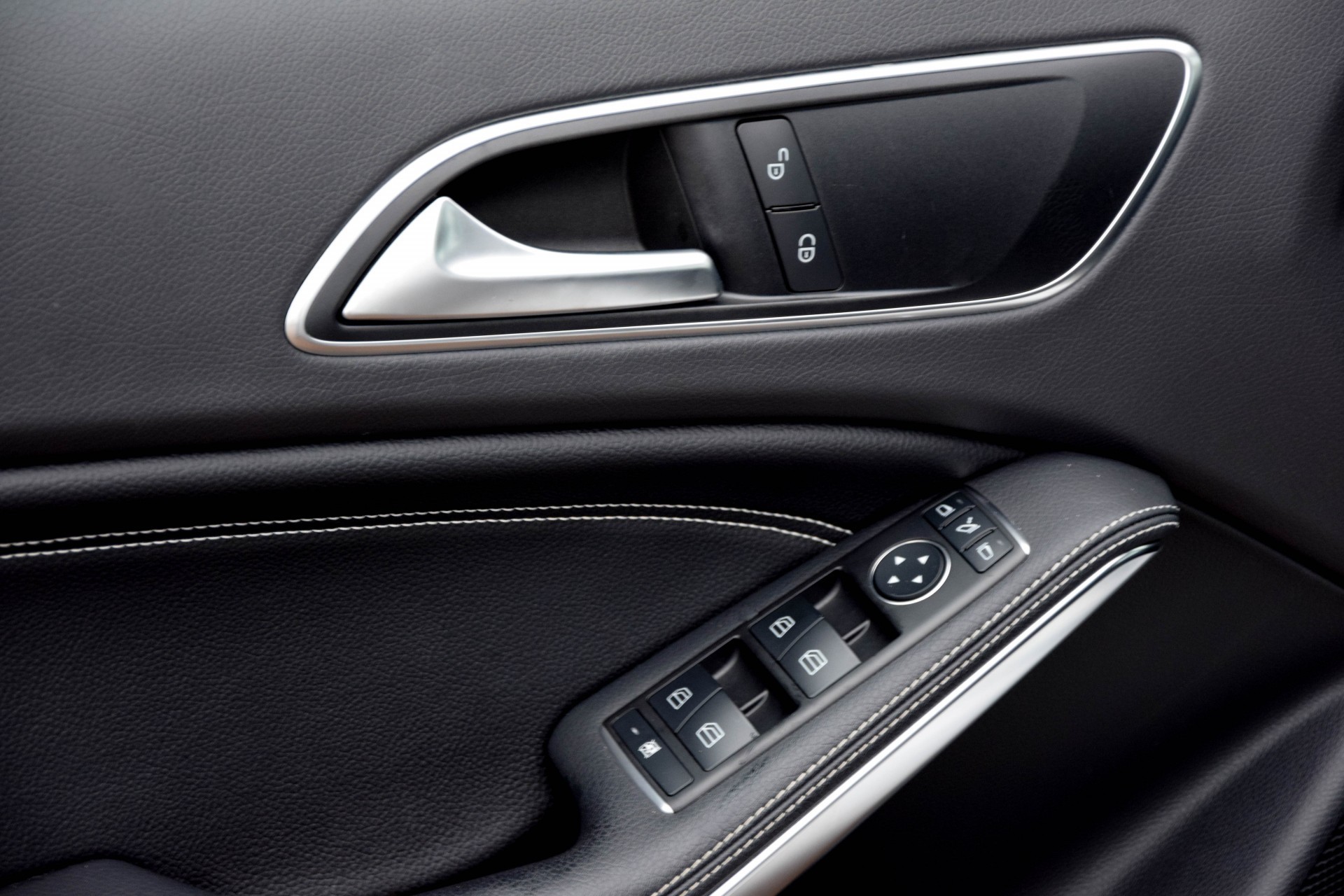 Mercedes-Benz A-Klasse 180 Urban Leder/LED/Navi/Verw-stln Aut7 Foto 8