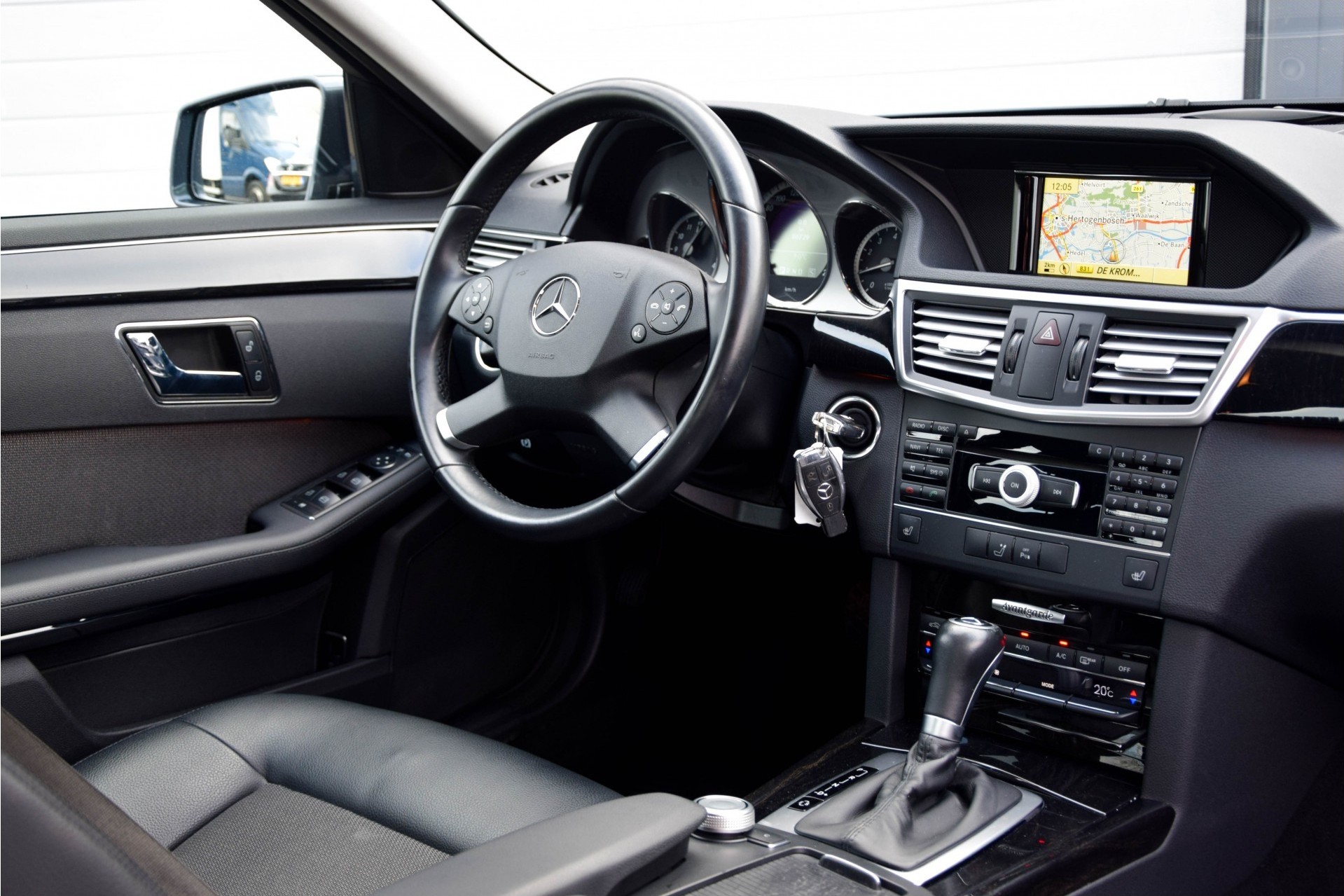 Mercedes-Benz E-Klasse 200 CGI Avantgarde Navi/ILS/Verw-stln Aut5 Foto 6