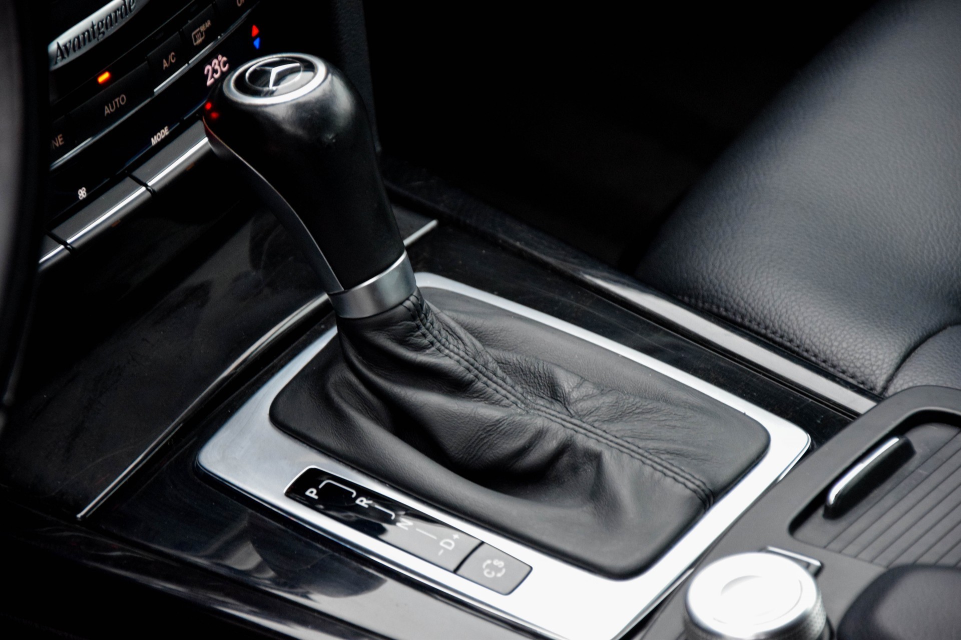 Mercedes-Benz E-Klasse 200 Cdi Avantgarde Navi/ILS/Verw-stln/Trkhk Aut5 Foto 10