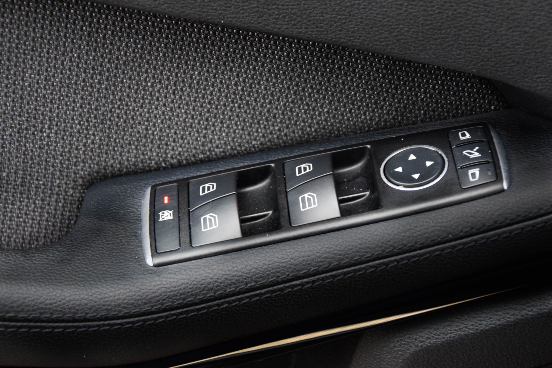 Mercedes-Benz E-Klasse 200 Cdi Avantgarde Navi/ILS/Verw-stln/Trkhk Aut5 Foto 12