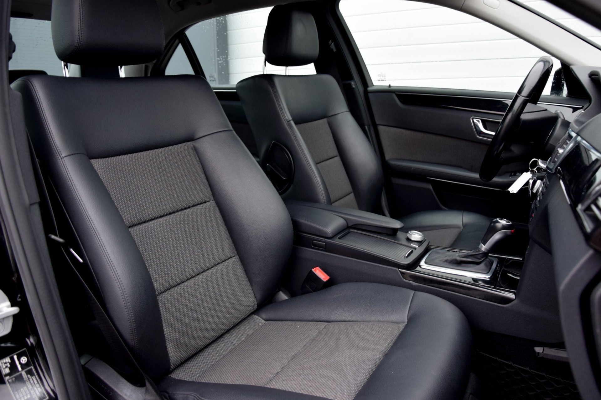 Mercedes-Benz E-Klasse 200 Cdi Avantgarde Navi/ILS/Verw-stln/Trkhk Aut5 Foto 3