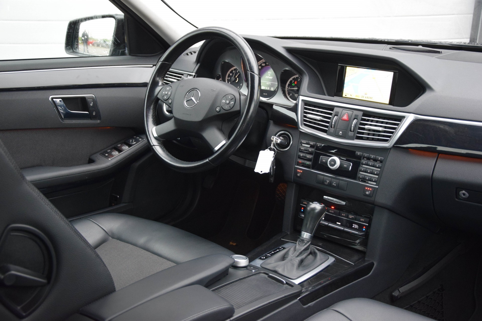 Mercedes-Benz E-Klasse 200 Cdi Avantgarde Navi/ILS/Verw-stln/Trkhk Aut5 Foto 6