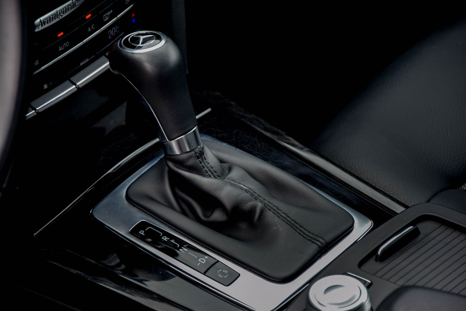 Mercedes-Benz E-Klasse 200 CGI Avantgarde Navi/Parktronic/ILS/Verw-Stln Aut5 Foto 12