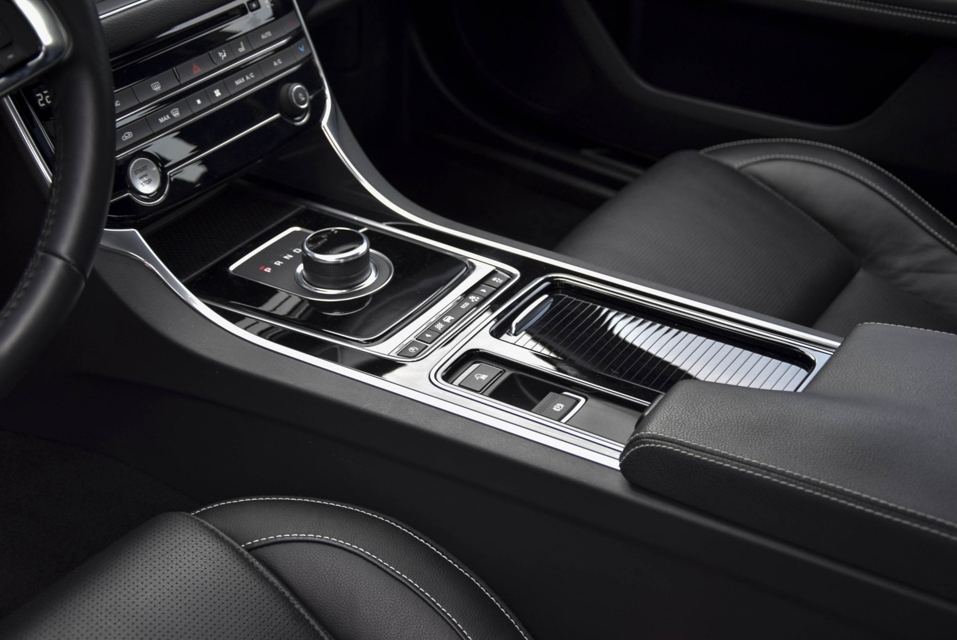 Jaguar XF 2.0D Portfolio R-sport/Black Edition/Xenon/Keyless-GO/Camera/Leder/20'' Aut8 Foto 13