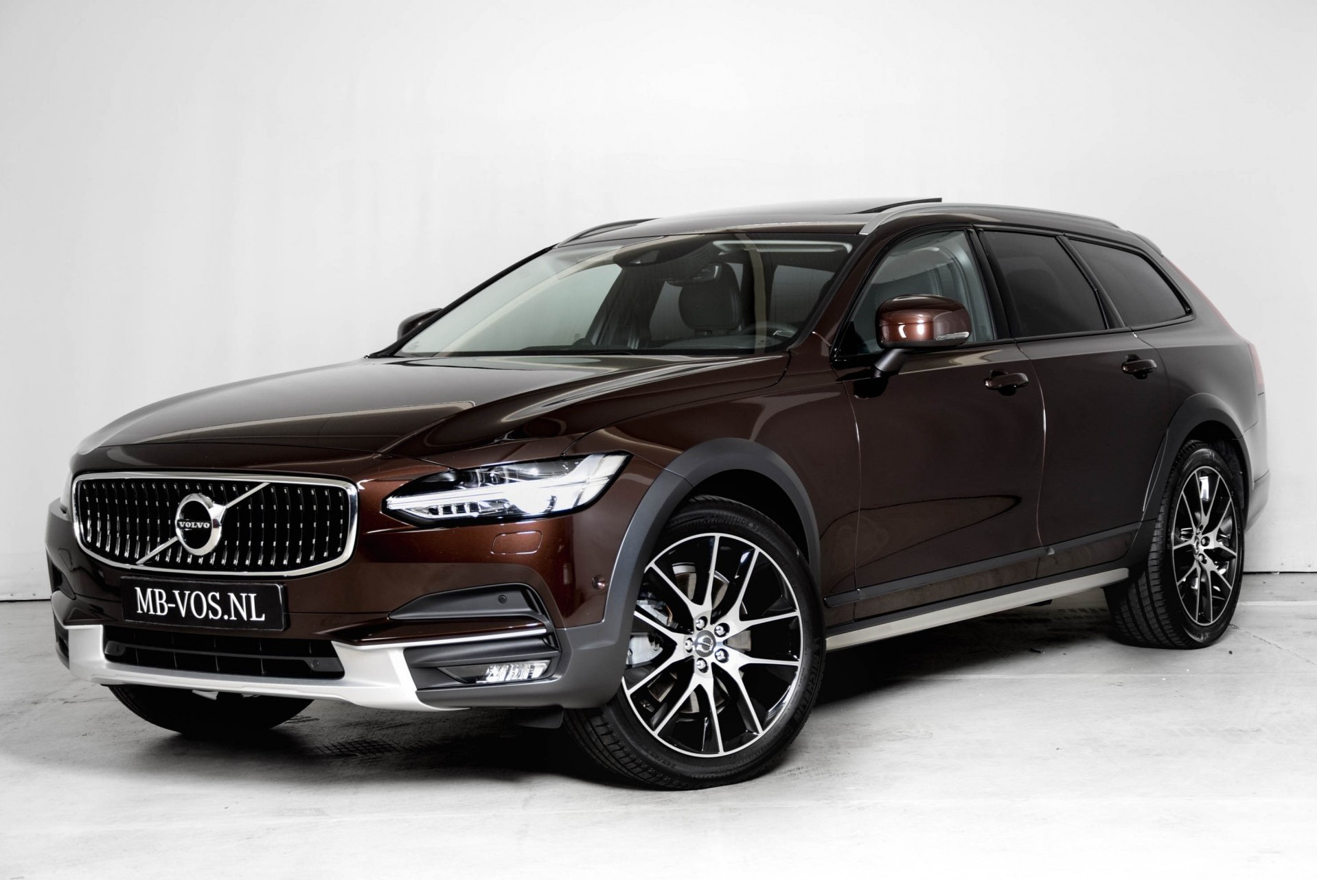 Volvo V90 Cross Country 2.0 D5 Pro B&W/LuxuryLine/VersatilityLine/ScandinvianLine/Parkeer/Pano Aut8 Foto 1