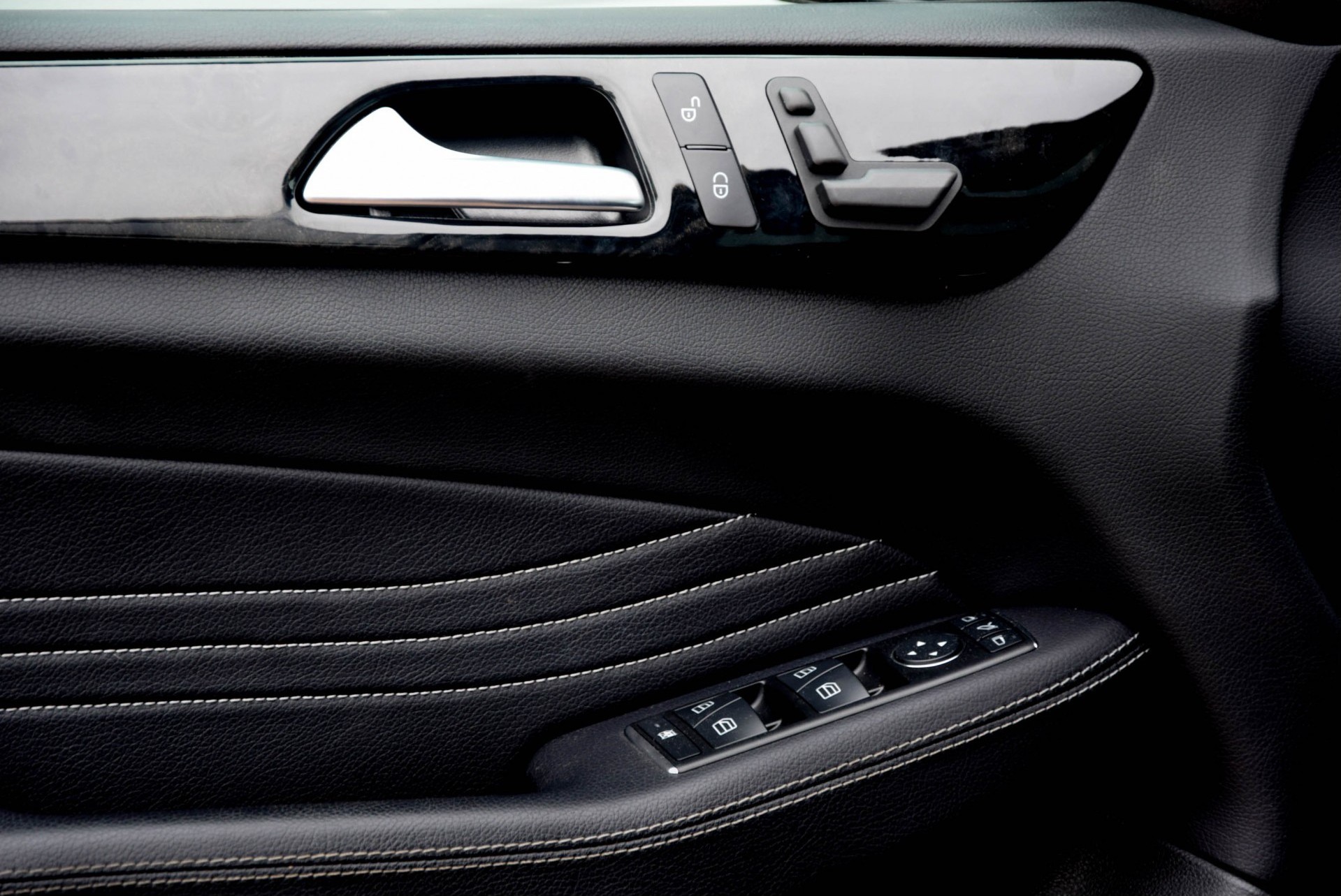 Mercedes-Benz M-Klasse 350 Bluetec 4-M AMG/Pano/Keyless/Distronic/DVD Aut7 Foto 9