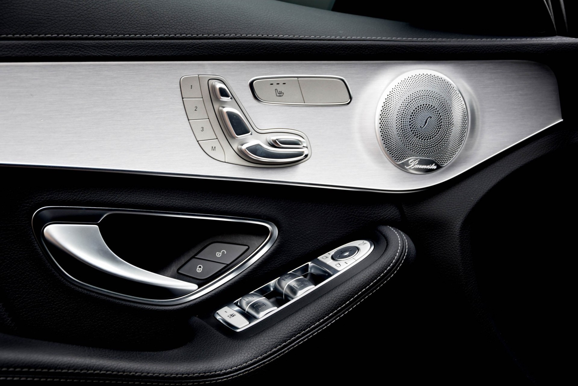 Mercedes-Benz C-Klasse 300 AMG Night/Luchtvering/Distronic/Burmester/Keyless/HUD/360//Keyless/19'' Aut7 Foto 9